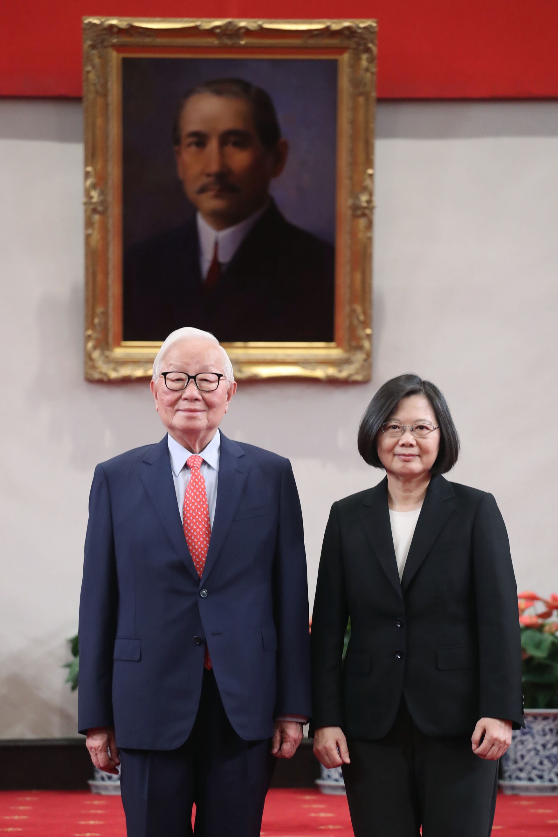 今年亞太經合會（APEC）經濟領袖會議將在11月12日至 18日於巴布亞新畿內亞舉行，蔡英文（右）3日在 總統府召開記者會宣布，由台積電創辦人張忠謀（左） 擔任今年APEC領袖代表。（中央社）