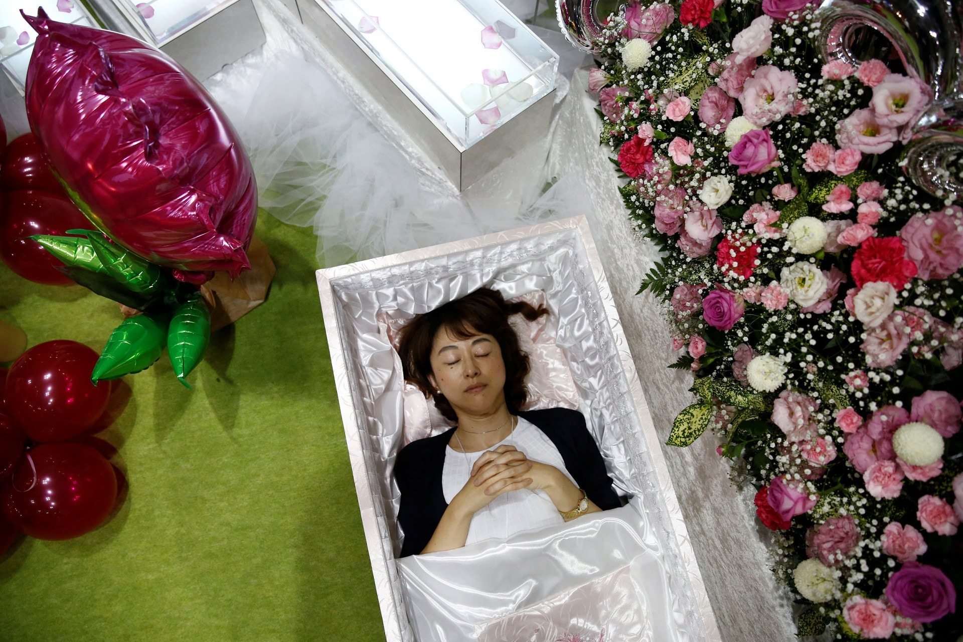 樹木希林 靈堂上10朵白菊花 海浪 日本喪禮花藝分男女各有寓意 樹木希林 靈堂上10朵白菊花 海浪 日本喪禮花藝分男女各有寓意