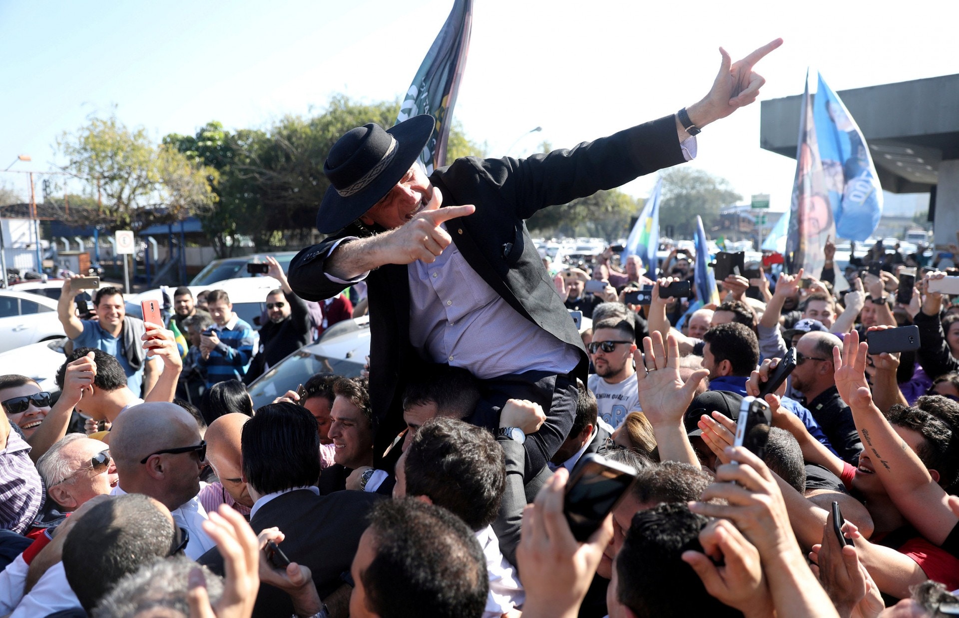 博爾索納在云云候選人中形象鮮明出眾　（視覺中國）