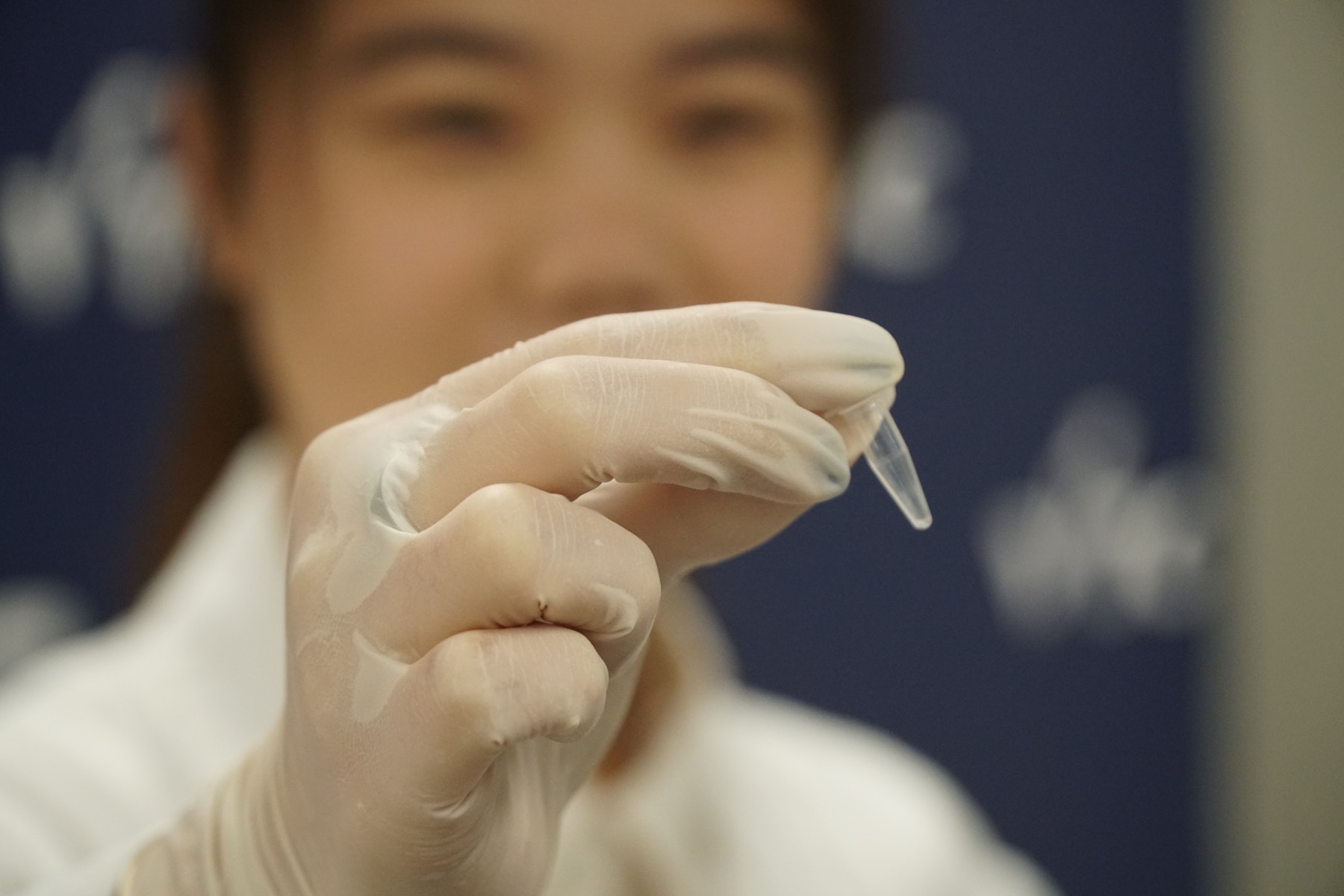 潘毅欣為是次研究人員之一,她表示將來將著手改善此項研究,並希望提取貓毛檢測遺傳病技術能夠被廣泛應用。(鄧偉傑攝) 潘毅欣為是次研究人員之一,她表示將來將著手改善此項研究,並希望提取貓毛檢測遺傳病技術能夠被廣泛應用。(鄧偉傑攝)