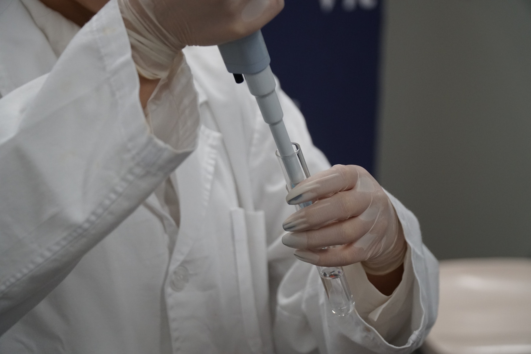 潘同學指提取貓毛後要使用化學溶液蛋白酶,將毛髮內的細胞分解。(鄧偉傑攝) 潘同學指提取貓毛後要使用化學溶液蛋白酶,將毛髮內的細胞分解。(鄧偉傑攝)