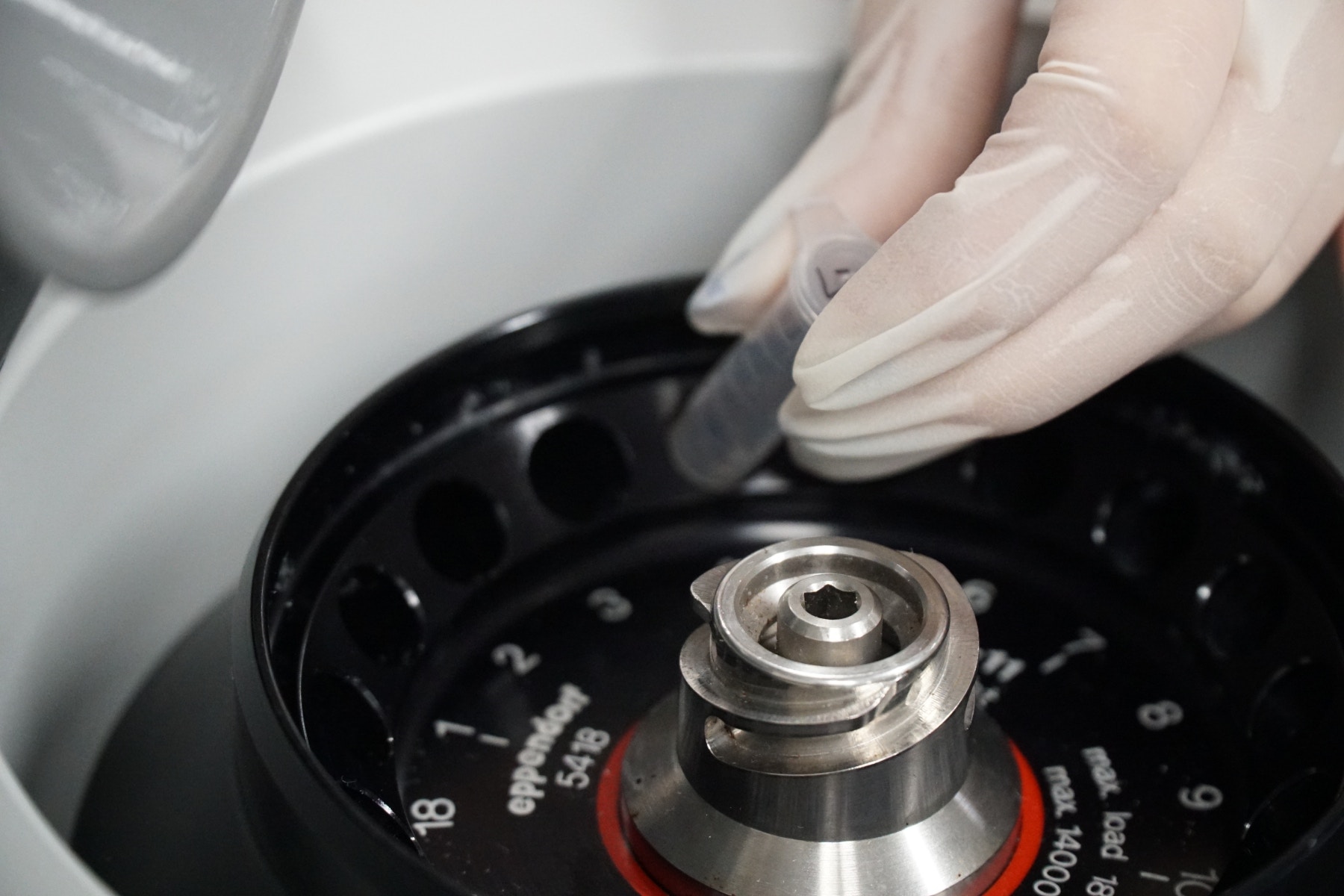 將毛髮內的細胞分解後,研究人員就會將成品放入離心機將其分層,方便其後DNA分析。(鄧偉傑攝) 將毛髮內的細胞分解後,研究人員就會將成品放入離心機將其分層,方便其後DNA分析。(鄧偉傑攝)