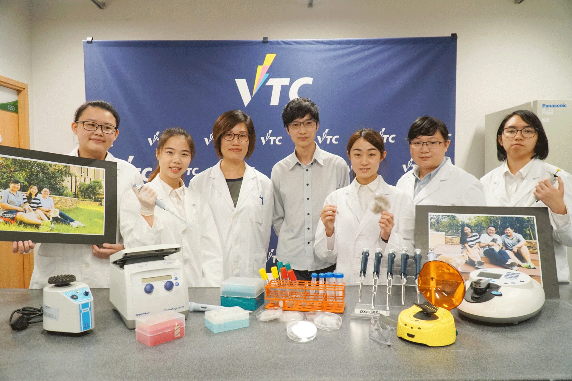 是次以貓毛DNA檢測遺傳病技術由蘇潔宜(左一)、潘毅欣(左二)、盧廷詩講師(左三)、屈展邦醫生(左四)、孫凱茵(右三)、馮妙晉(右二)及成鎵慧(右一)一同研究合作。 是次以貓毛DNA檢測遺傳病技術由蘇潔宜(左一)、潘毅欣(左二)、盧廷詩講師(左三)、屈展邦醫生(左四)、孫凱茵(右三)、馮妙晉(右二)及成鎵慧(右一)一同研究合作。