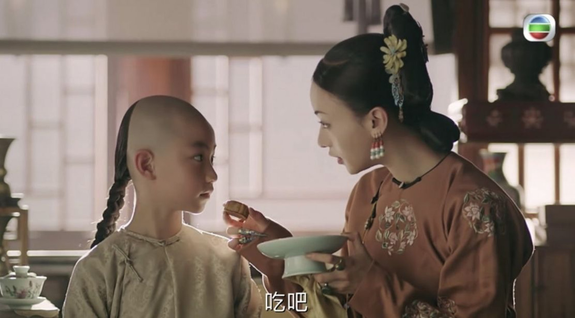 瓔珞當上令妃後,被人陷害借芙蓉糕毒害五阿哥永琪。(影片截圖) 瓔珞當上令妃後,被人陷害借芙蓉糕毒害五阿哥永琪。(影片截圖)