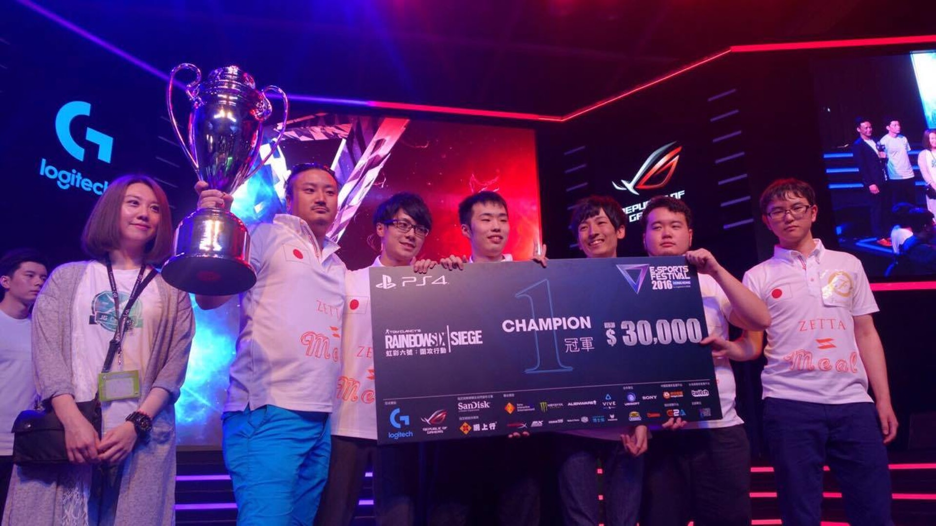 Ubisoft市場部發言人Rika Fung小姐表示(圖左1),今次是他們首次在香港辦PS4平台《Rainbow Six》比賽,能夠請到在日本備有認受性、水準極高的野良連合來港參賽,感到高興,也想更多人了解,家用機也可電競。(圖片由Ubisoft提供) Ubisoft市場部發言人Rika Fung小姐表示(圖左1),今次是他們首次在香港辦PS4平台《Rainbow Six》比賽,能夠請到在日本備有認受性、水準極高的野良連合來港參賽,感到高興,也想更多人了解,家用機也可電競。(圖片由Ubisoft提供)