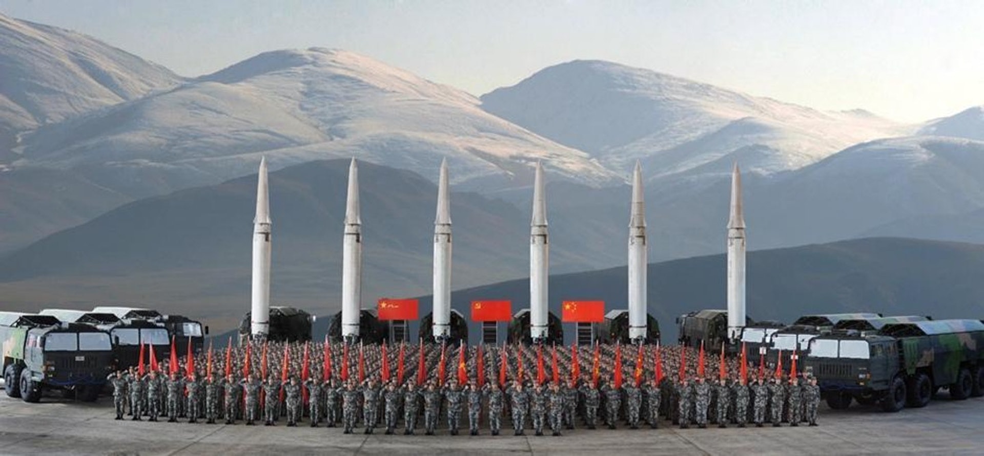 中國人民解放軍火箭軍是解放軍新軍種,由第二炮兵更名而來,於2015年12月31日正式成立,擁有戰略導彈部隊和眾多先進的戰術常規導彈部隊。(資料圖片) 中國人民解放軍火箭軍是解放軍新軍種,由第二炮兵更名而來,於2015年12月31日正式成立,擁有戰略導彈部隊和眾多先進的戰術常規導彈部隊。(資料圖片)
