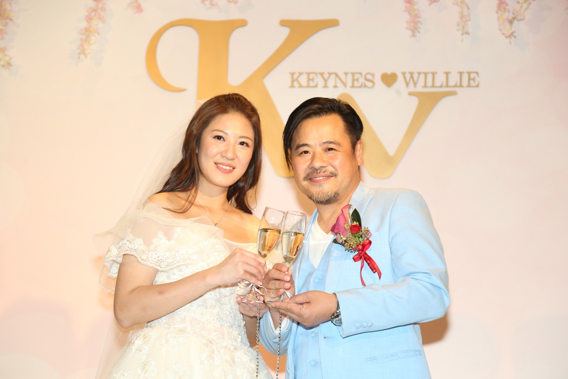 韋家雄特意回兒時舊地影婚紗相：返當日住嗰個門口影張相俾媽咪睇