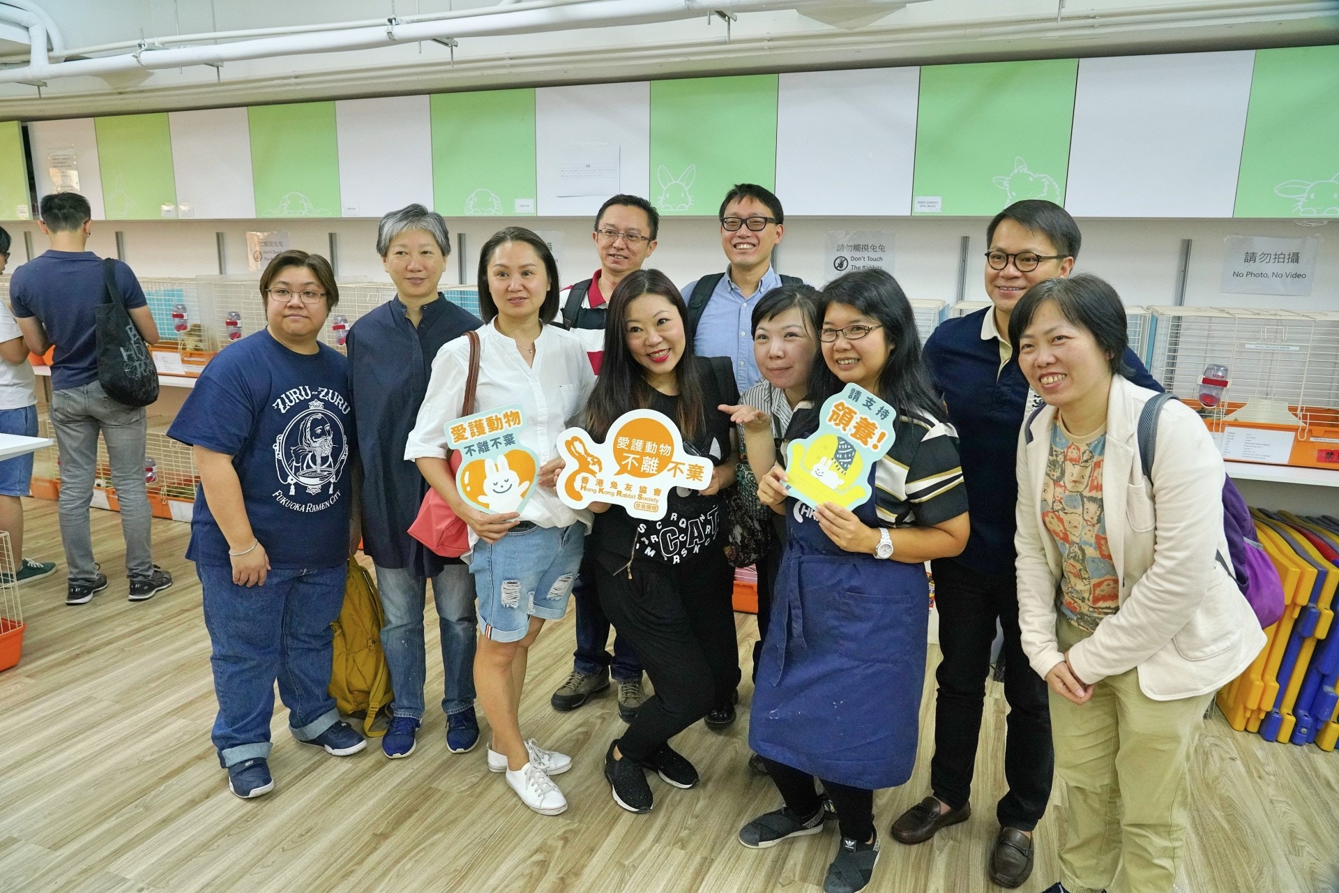 今天有不少嘉賓到場參加兔協開放日,包括立法會議員陳克勤(右二)。(植加祐攝) 今天有不少嘉賓到場參加兔協開放日,包括立法會議員陳克勤(右二)。(植加祐攝)