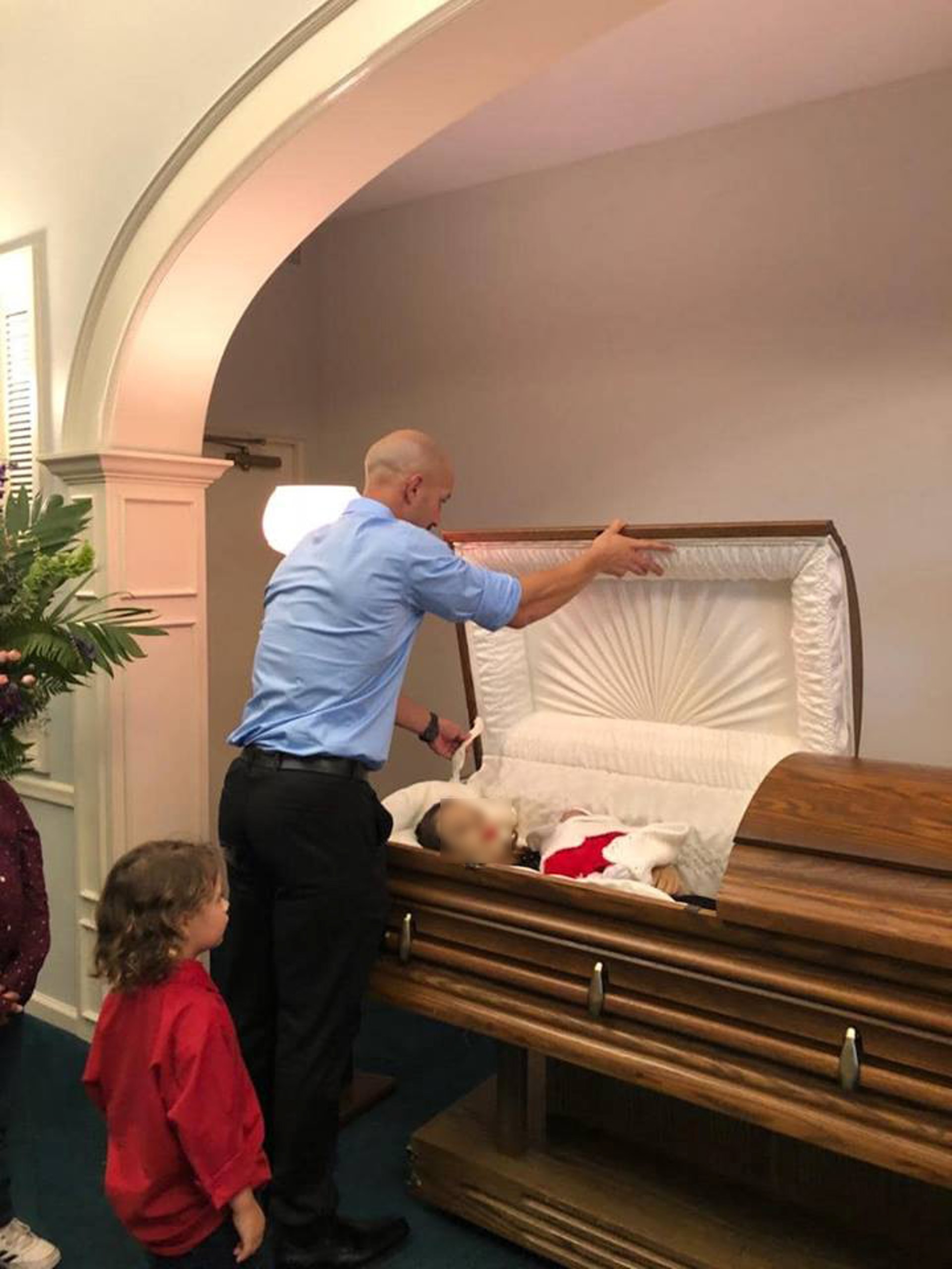 死者丈夫扎克在上月為愛妻和未出世的女兒舉行了葬禮。（facebook「Zach Kincaid」圖片）