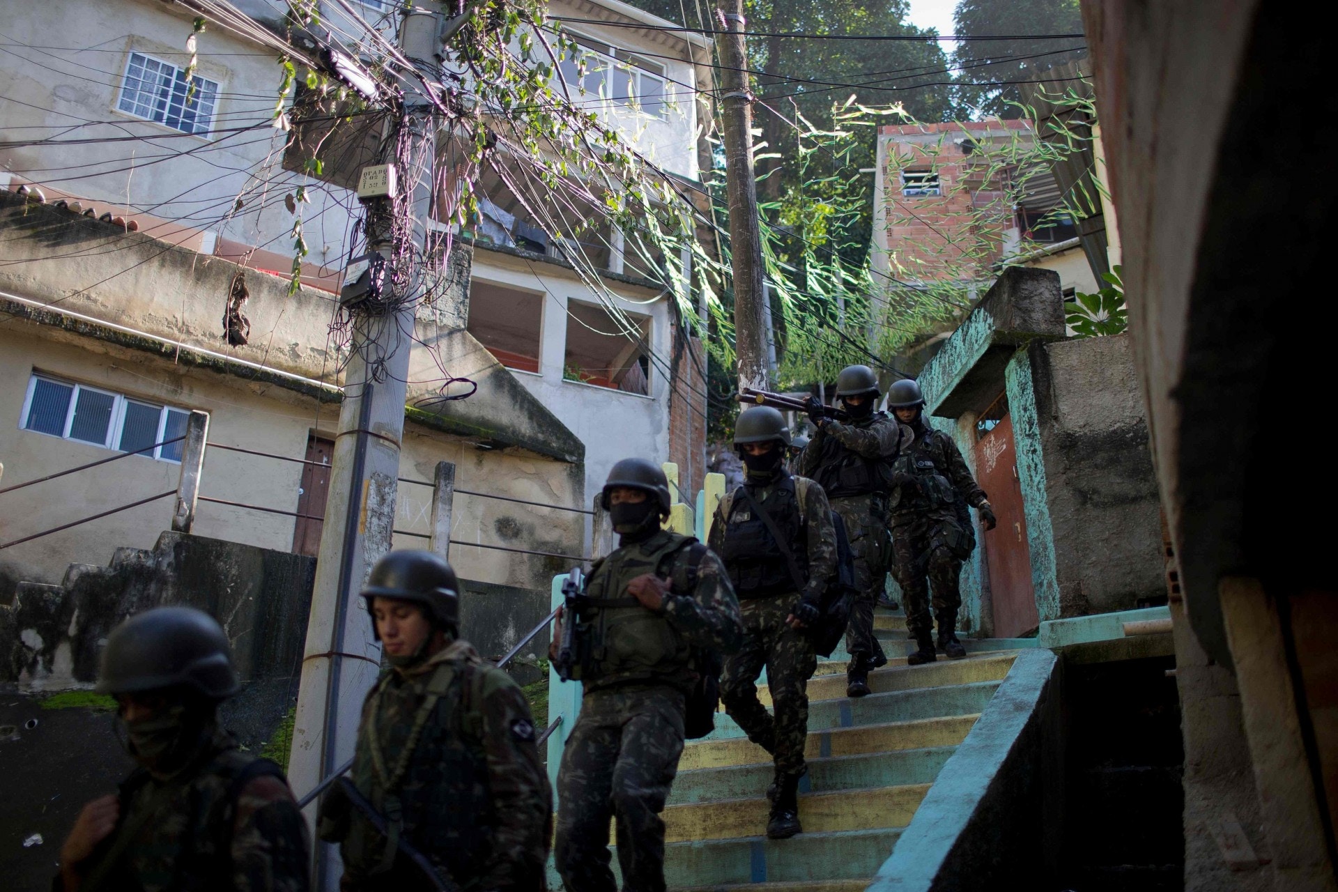 巴西國內治安不靖，特警掃毒為社區帶來槍林彈雨。（VCG）
