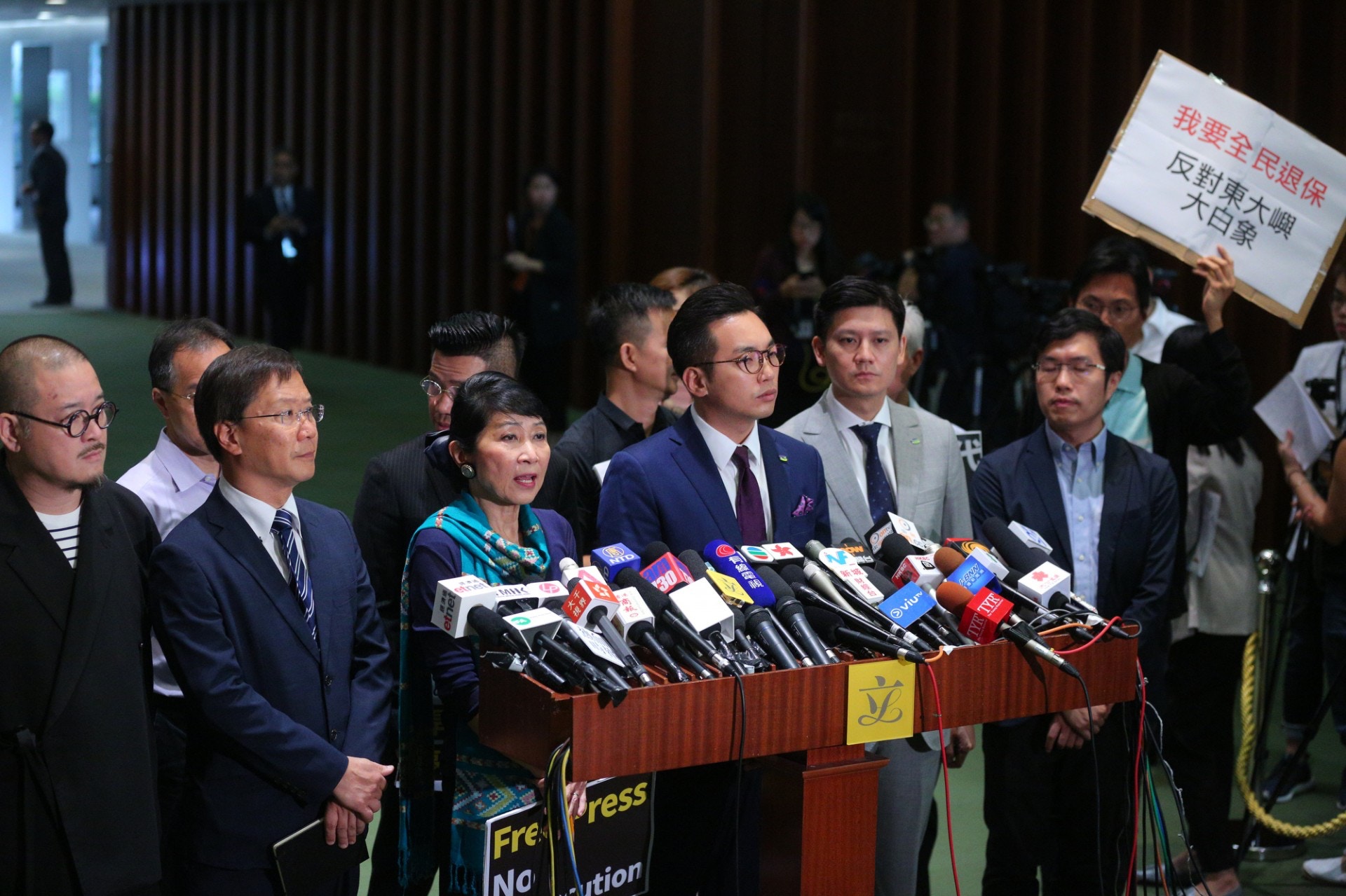 民主派今天在林鄭進場時聲援馬凱。（歐嘉樂攝）