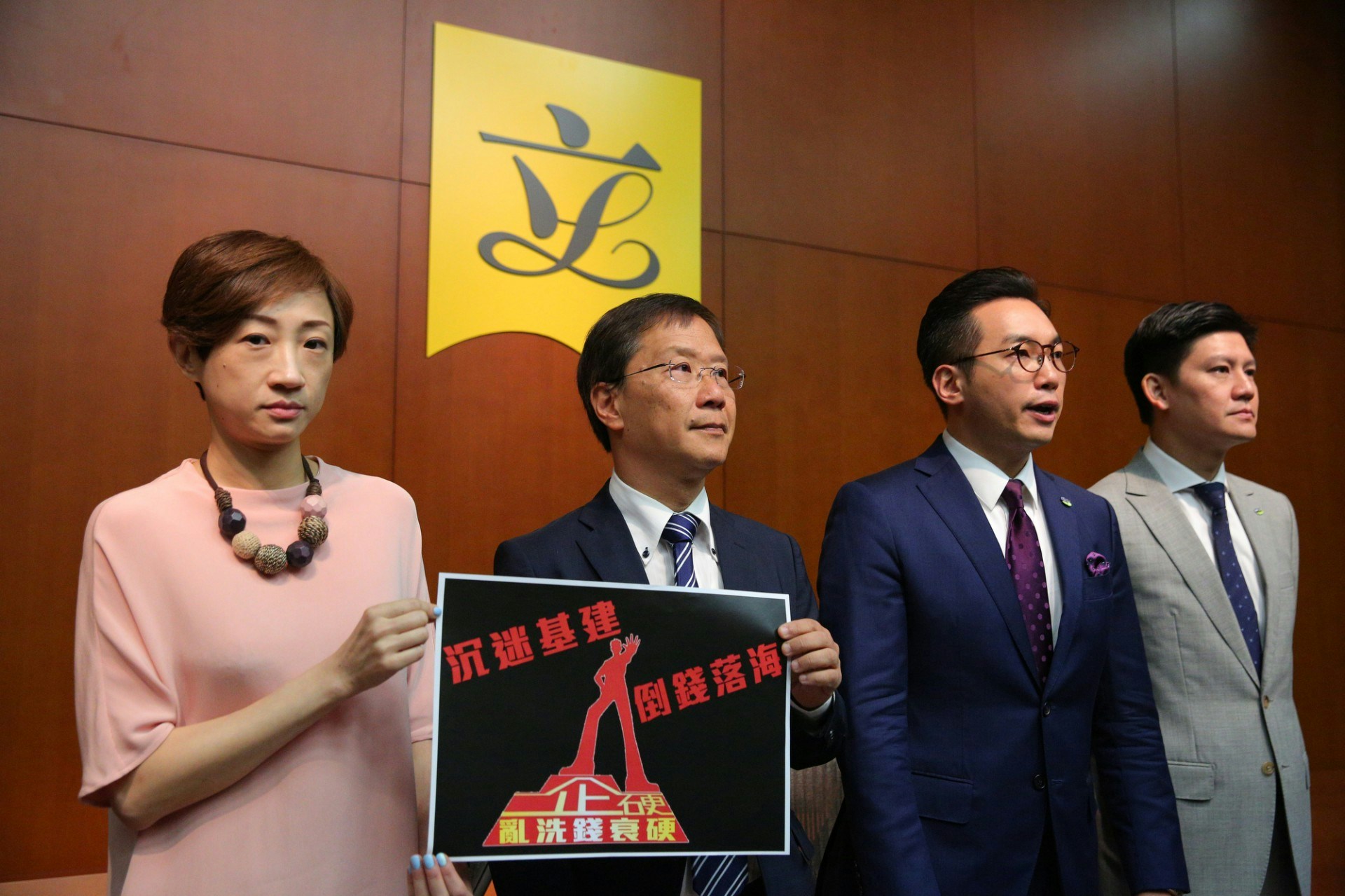 陳淑莊表示，「明日大嶼」名字好聽，但事實上政府是「沉迷基建、倒錢落海」。（歐嘉樂攝）