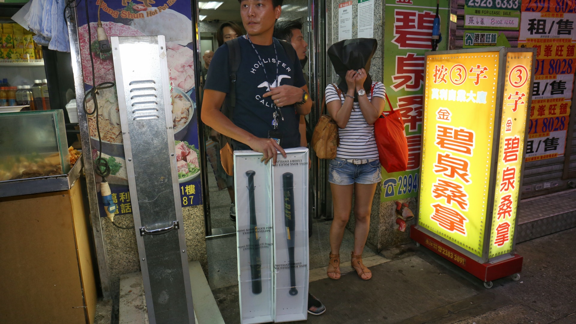 警「雷霆一六」行動搗旺角勝和非法賭檔 拘22歲男主持 警「雷霆一六」行動搗旺角勝和非法賭檔 拘22歲男主持