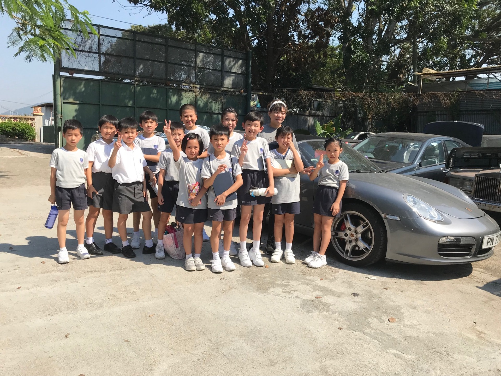 同學們興奮地與老闆娘合照。(德萃小學圖片) 同學們興奮地與老闆娘合照。(德萃小學圖片)