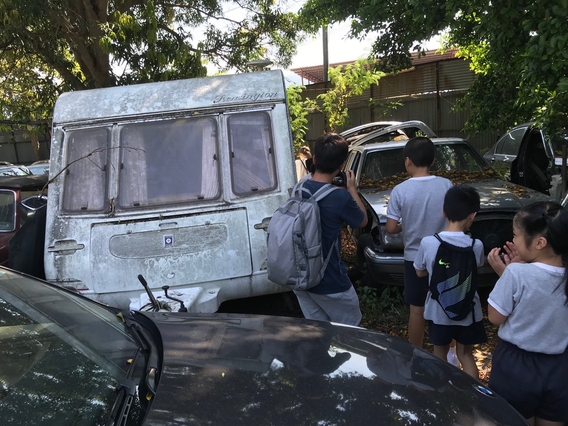 同學們正在研究改造caravan的可能性。(德萃小學圖片) 同學們正在研究改造caravan的可能性。(德萃小學圖片)