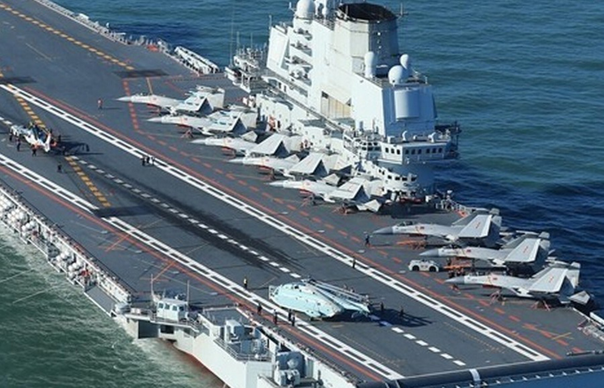 遼寧號是中國第一艘航空母艦,其前身為前蘇聯上世紀80年代建造的「瓦良格號」航空母艦;中國在上世紀90年代末向烏克蘭收購,在其基礎上續建與改造,屬於常規動力中型航空母艦--全長306.4米,寬74.4米,正常排水量5萬多噸;最大航速不小於28節。(網上圖片) 遼寧號是中國第一艘航空母艦,其前身為前蘇聯上世紀80年代建造的「瓦良格號」航空母艦;中國在上世紀90年代末向烏克蘭收購,在其基礎上續建與改造,屬於常規動力中型航空母艦--全長306.4米,寬74.4米,正常排水量5萬多噸;最大航速不小於28節。(網上圖片)