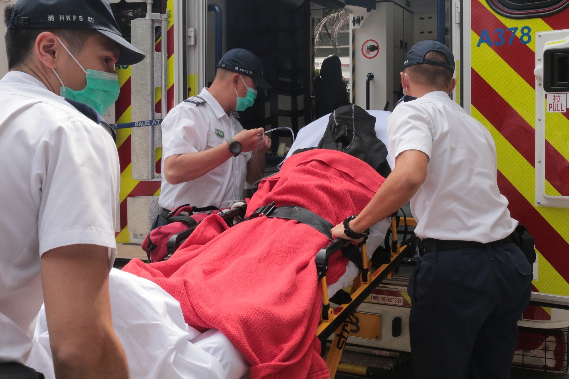 旺角淋腐液 女子疑被淋通渠水受傷送院治理 旺角淋腐液 女子疑被淋通渠水受傷送院治理