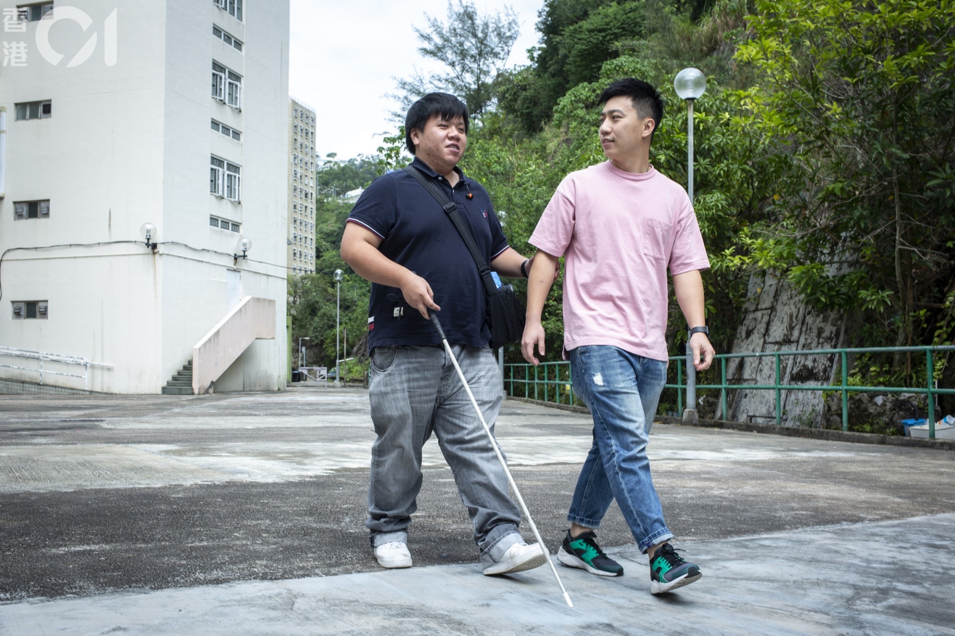 青年難受突然失明打擊想輕生哥哥猶如盲公竹帶領 棄暗投明 香港01 社會新聞
