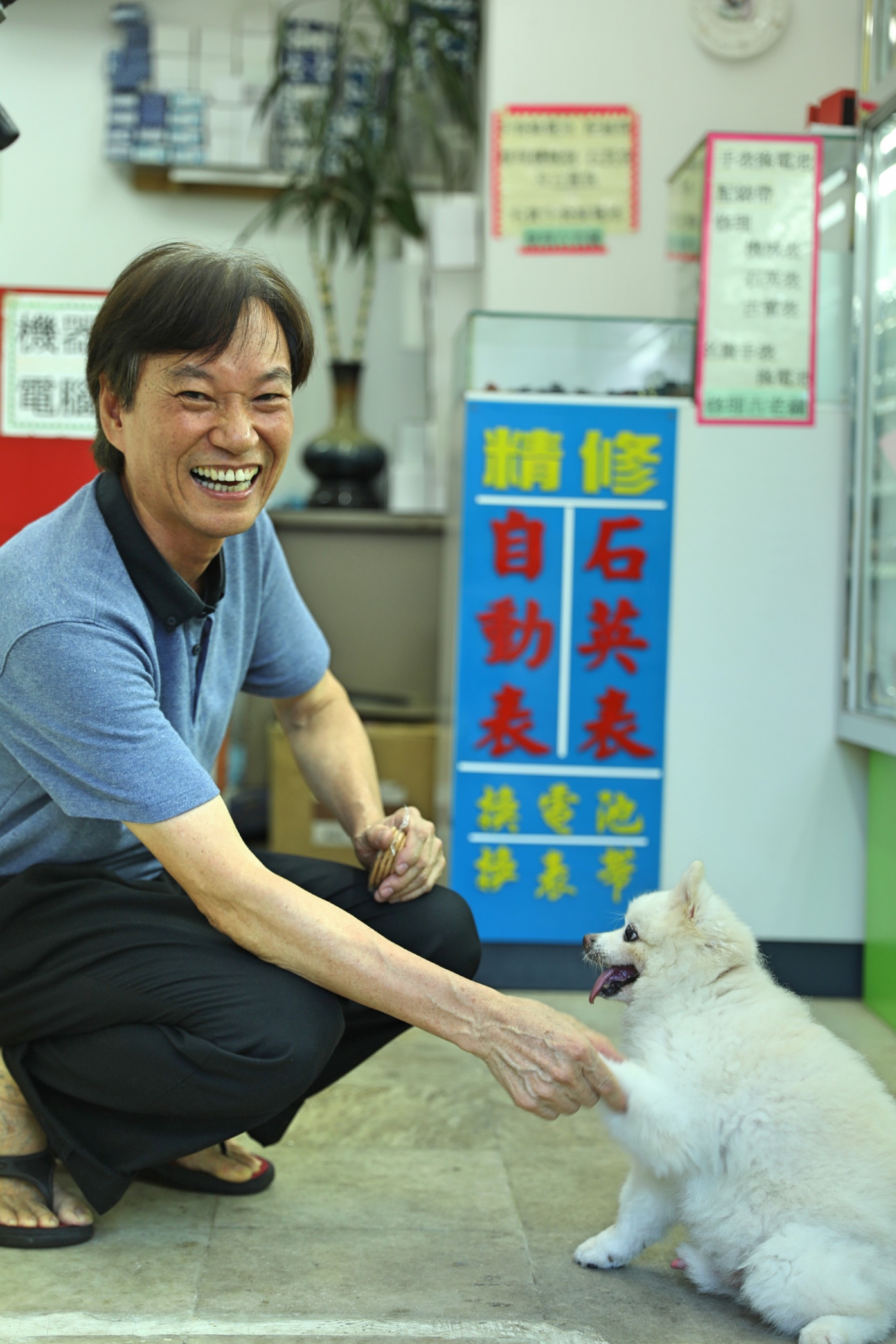 只要一拿出食物,「添爺」便會任你擺佈。(吳嘉俊攝) 只要一拿出食物,「添爺」便會任你擺佈。(吳嘉俊攝)