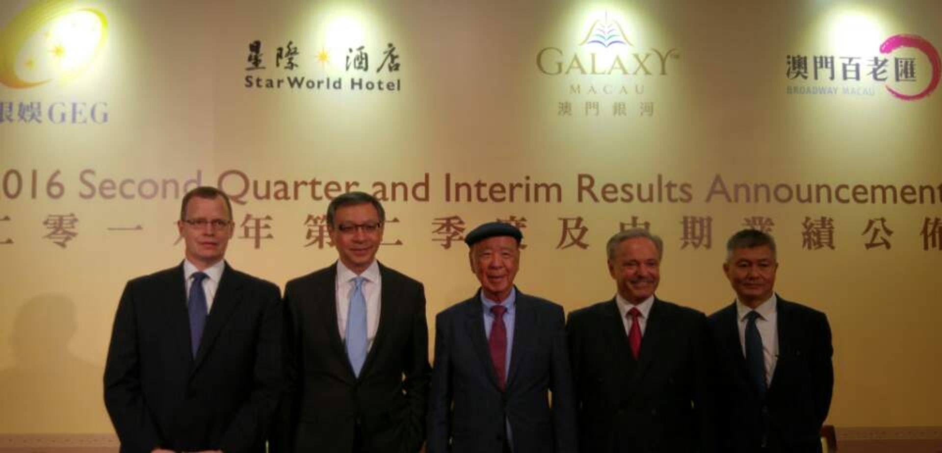 銀河娛樂主席呂志和(中)表示,銀河第三及第四期項目逾9成設施均為非博彩元素。(蔡啟明攝) 銀河娛樂主席呂志和(中)表示,銀河第三及第四期項目逾9成設施均為非博彩元素。(蔡啟明攝)