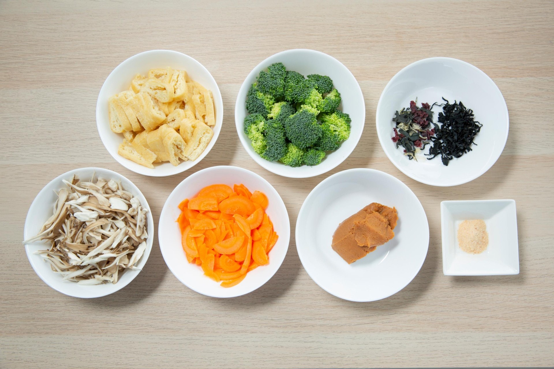 材料（左上起至右下）：油揚（豆卜）50g、西蘭花 100g、乾海帶適量、新鮮舞茸 100g、甘筍 90g、 味噌 80g、素菇粉 1匙、水 1.5升（另可加入絹豆腐）