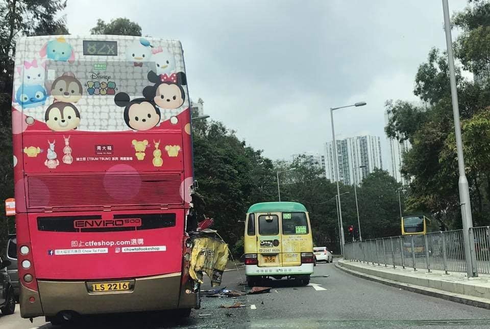 驚嚇車禍】綠Van撞巴士車身「開罐頭式」撕破8乘客受傷