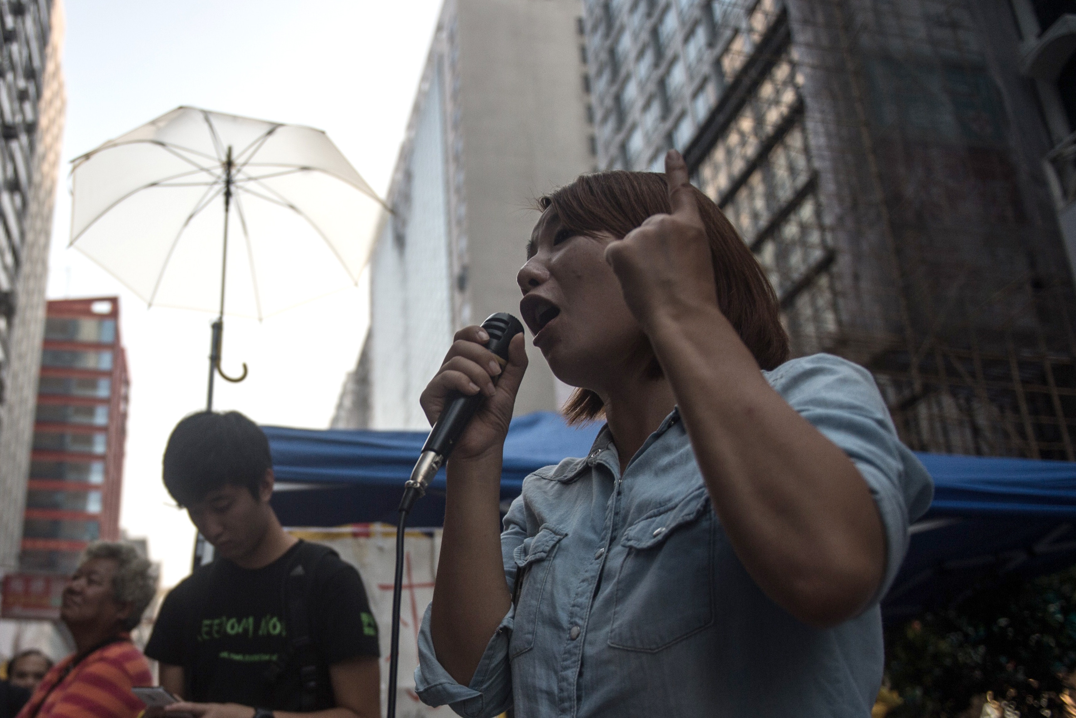 2014年雨傘運動期間，劉小麗在旺角及金鐘佔領區與其他社運人士開辦民主教室講學，逐漸為人熟悉。（ANTHONY WALLACE/法新社/Getty Images）