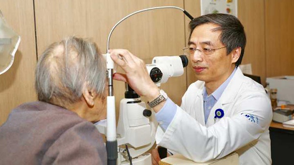杭州102歲老婦做白內障手術 康復後重拾16年來最愛的電腦遊戲 杭州102歲老婦做白內障手術 康復後重拾16年來最愛的電腦遊戲
