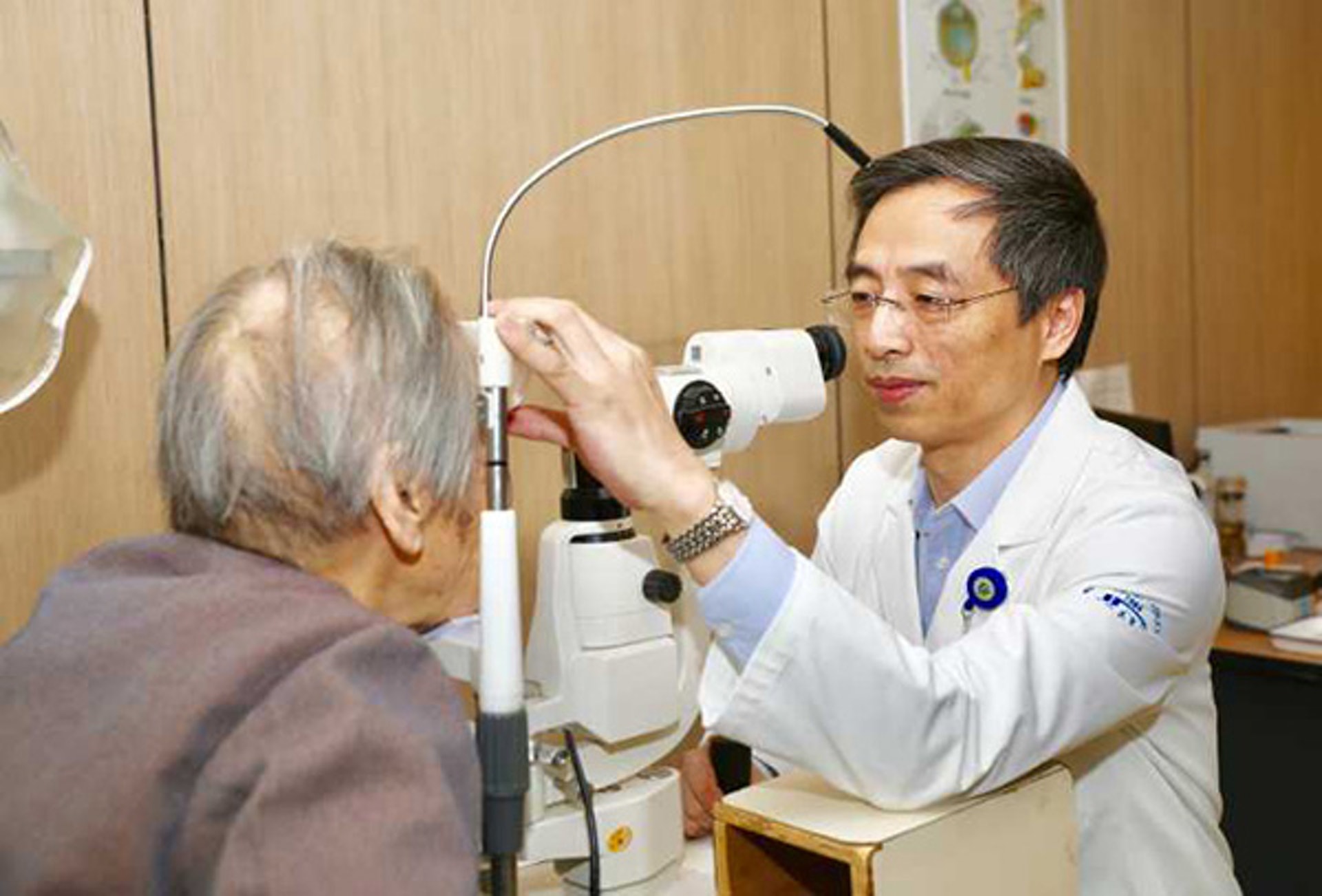 杭州102歲老太接受眼科醫生檢查。(杭州網) 杭州102歲老太接受眼科醫生檢查。(杭州網)
