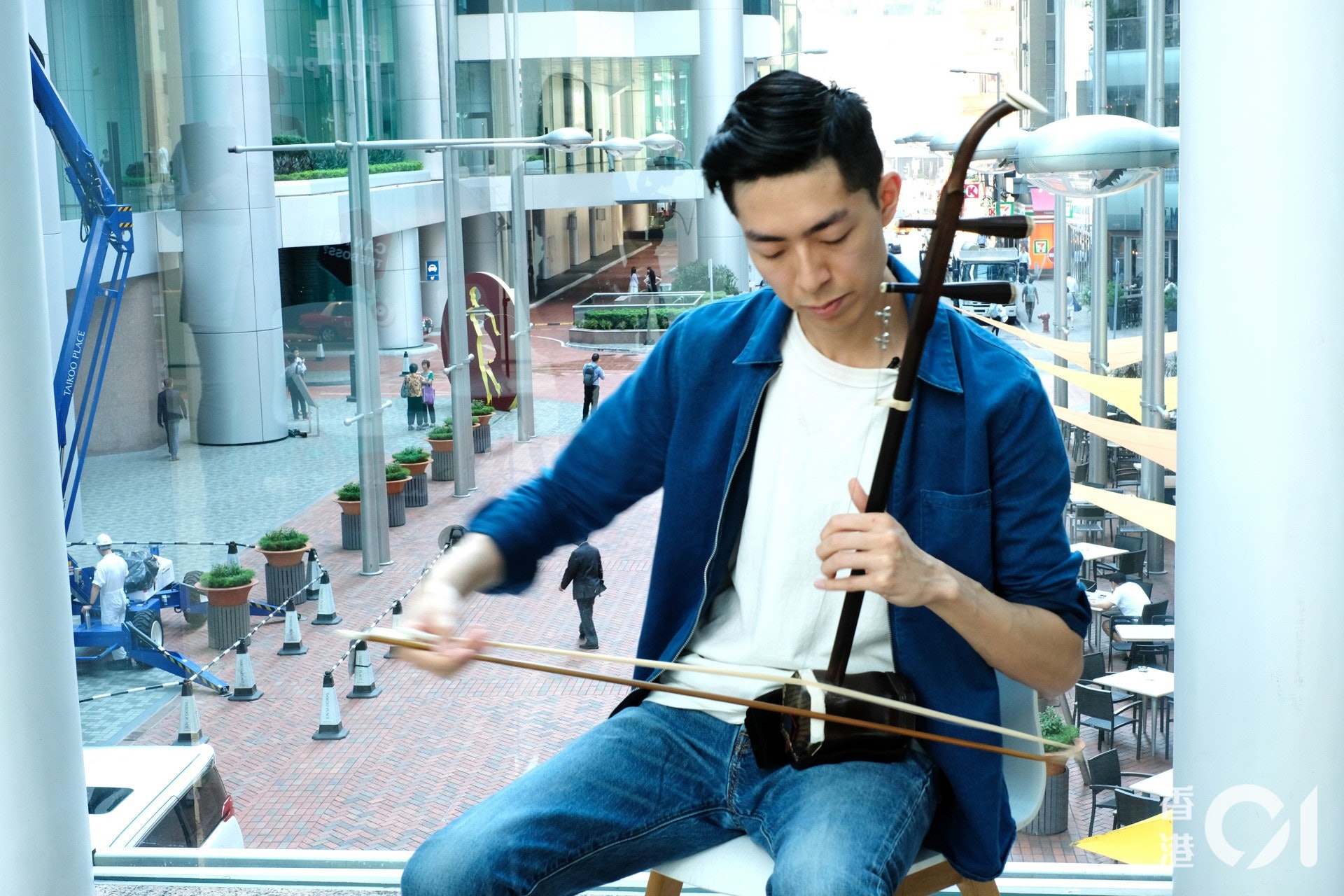 二胡有型唔老土空少飛到邊拉到邊伙大提琴隊友中西樂busking 二胡有型唔老土空少飛到邊拉到邊伙大提琴隊友中西樂busking