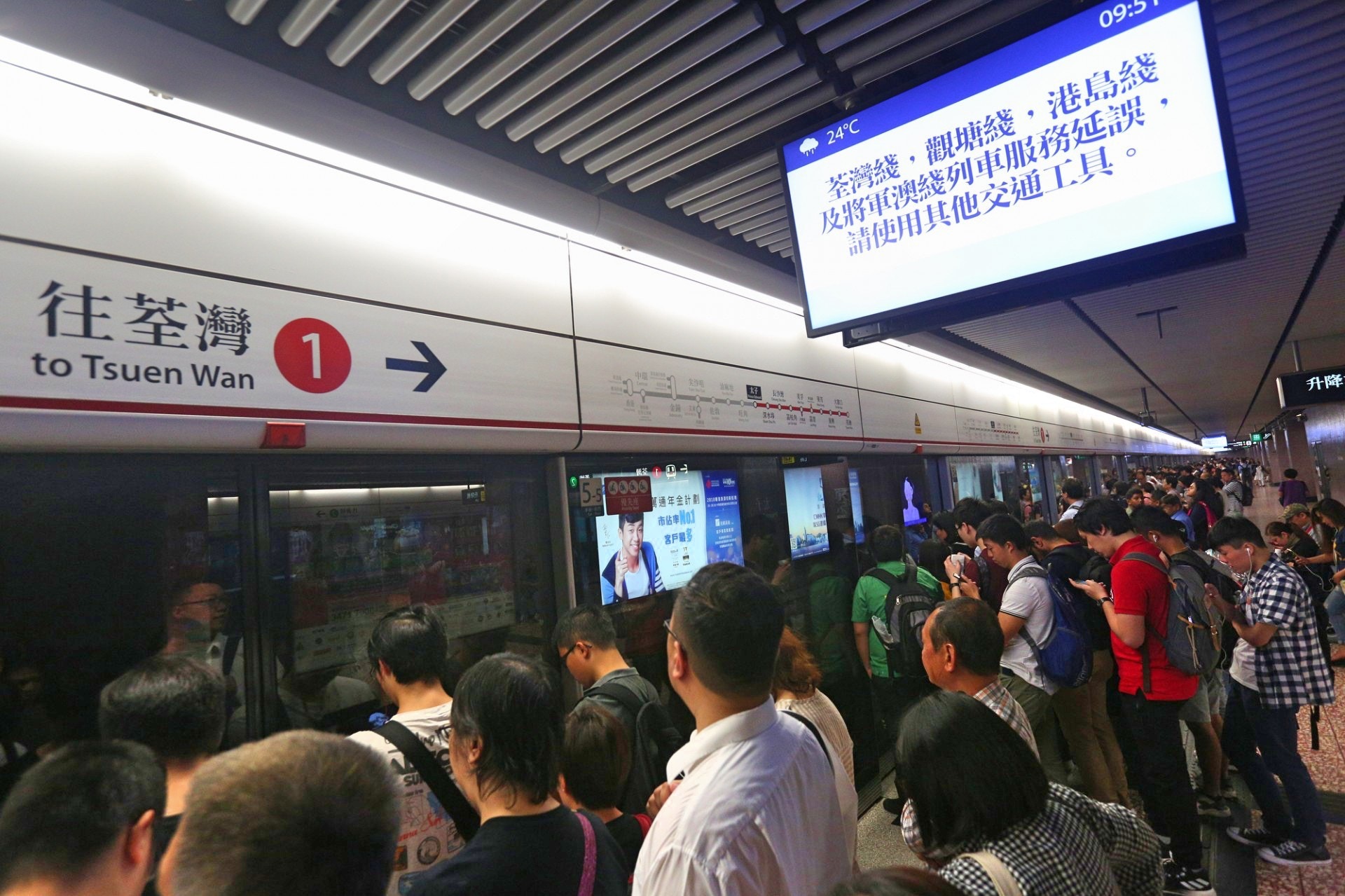 港鐵今日（16日）宣布3條主要行車線出現故障，包括荃灣線、觀塘線及港島線，令打工一族叫苦連天。（資料圖片）