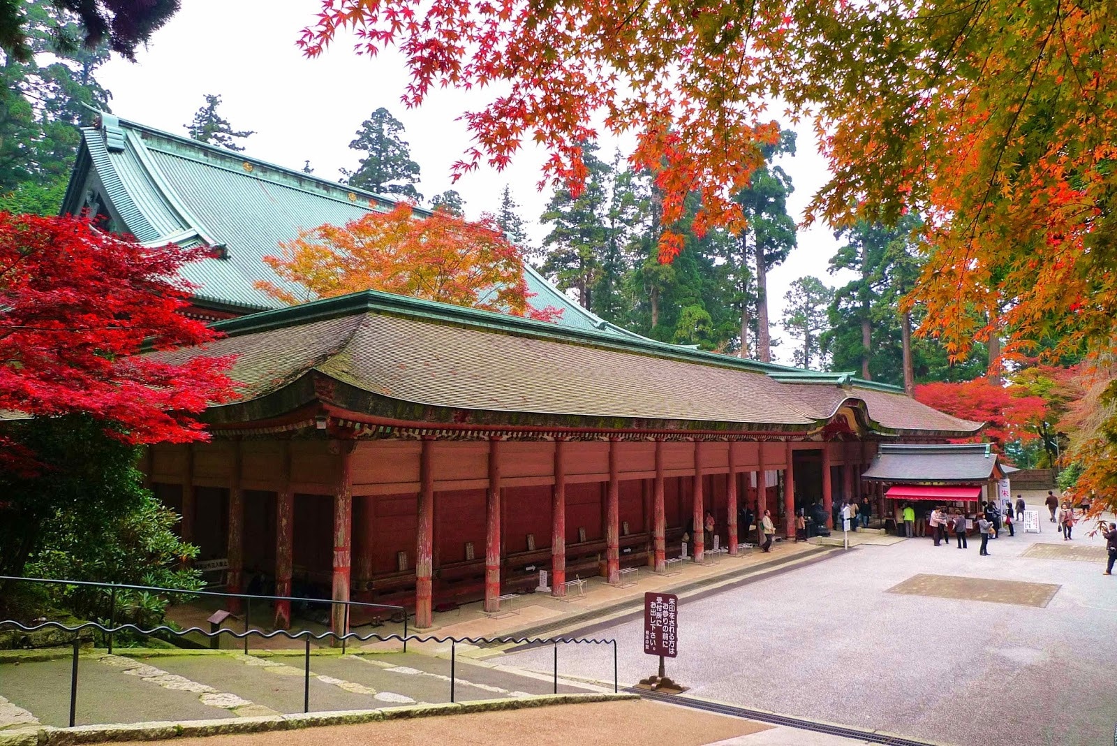 【第19名 - 比叡山】秋天不但有滿滿的紅葉，還能順便到延曆寺遊覽。（網上圖片）