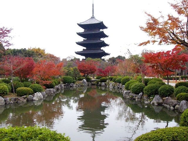 【第17名 - 東寺五重塔】以五重塔聞名的東寺建於794年，為京都最古老的封院，秋天紅葉配合小湖的景色十分迷人。
