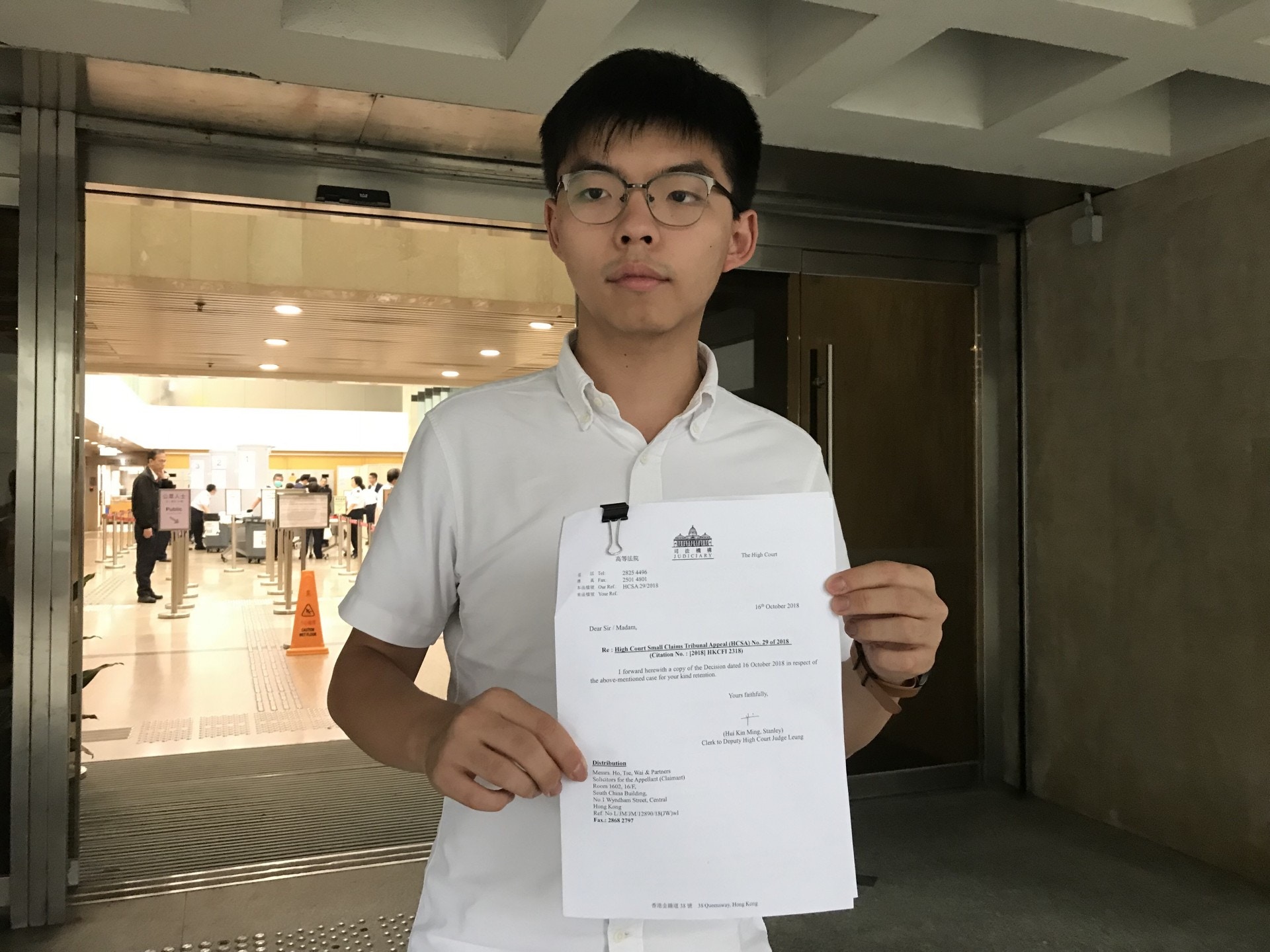 黃之鋒認為警方去年七一遊行時強行為他鎖上手銬做法不當。（李慧娜攝）