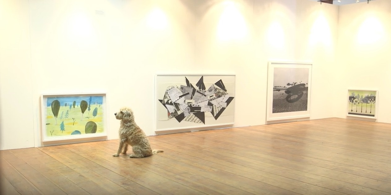 場內的畫作也是主要用黑、白、灰、黃、藍的「狗狗視覺友善顏色」所繪製。(MORE TH>N pet insurance 網頁) 場內的畫作也是主要用黑、白、灰、黃、藍的「狗狗視覺友善顏色」所繪製。(MORE TH>N pet insurance 網頁)