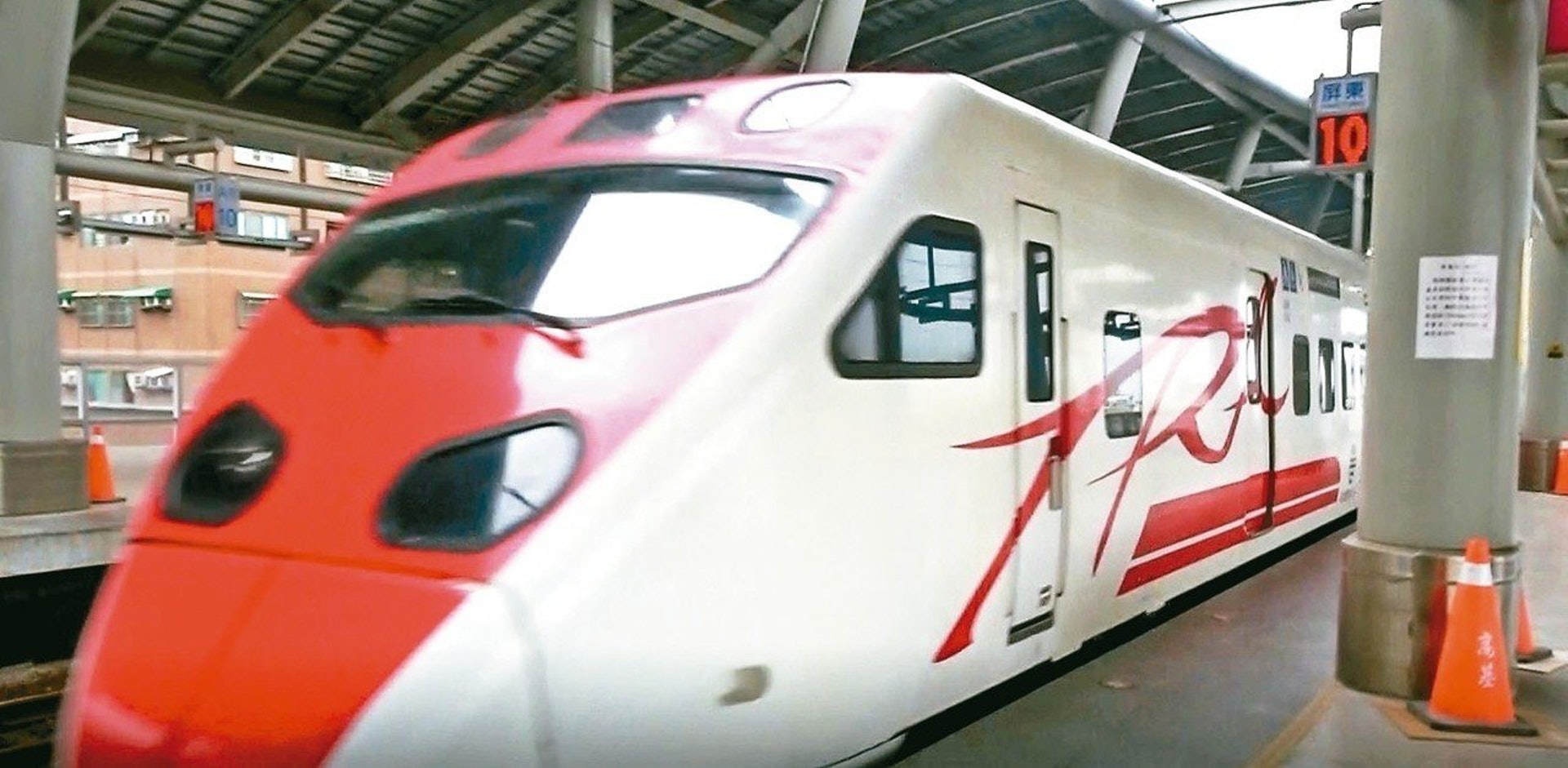 行駛台灣東部鐵道的「普悠瑪號」列車,不僅班次少,更一票難求。(聯合報) 行駛台灣東部鐵道的「普悠瑪號」列車,不僅班次少,更一票難求。(聯合報)