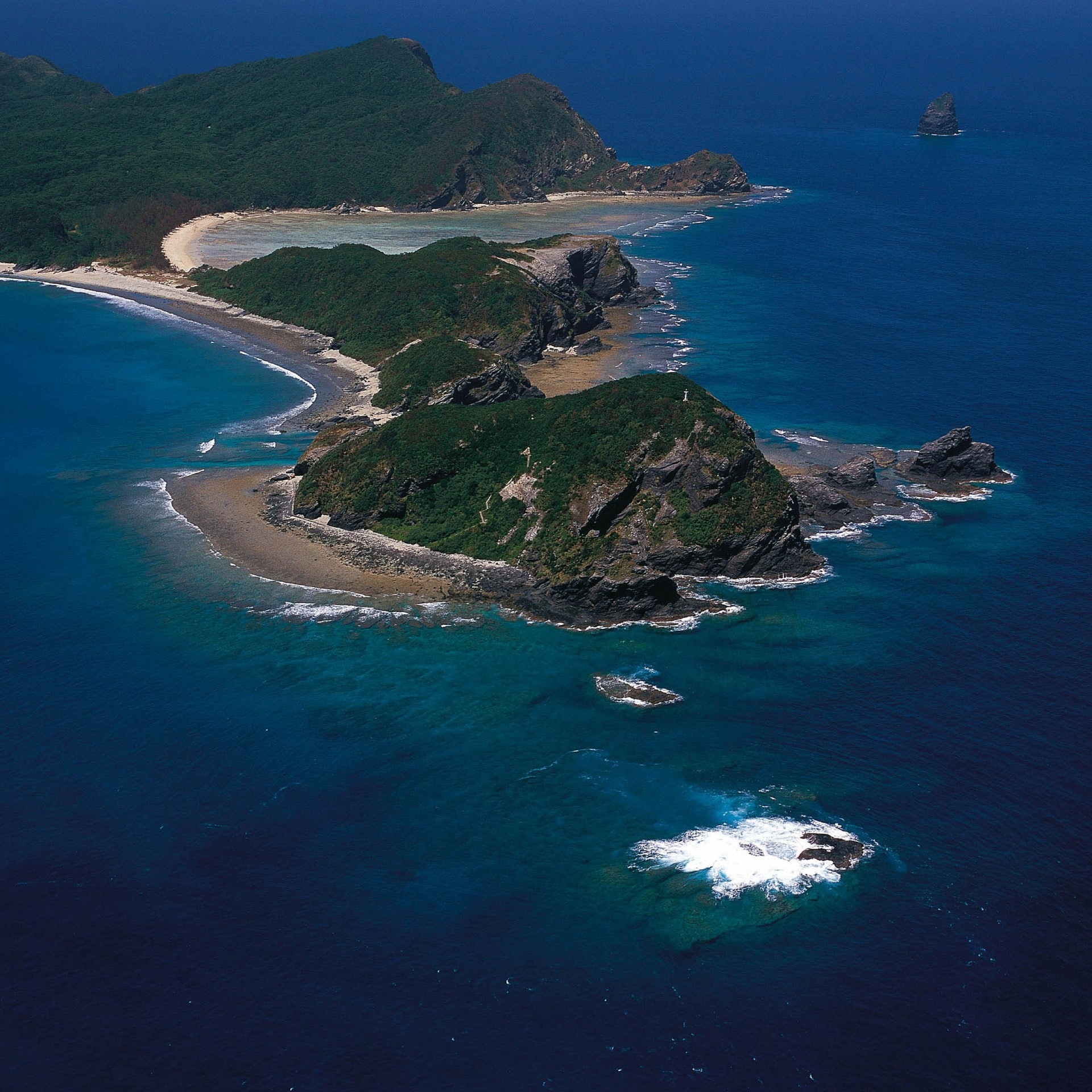 中國海警船周三在釣魚島附近海域巡航。(視覺中國) 中國海警船周三在釣魚島附近海域巡航。(視覺中國)