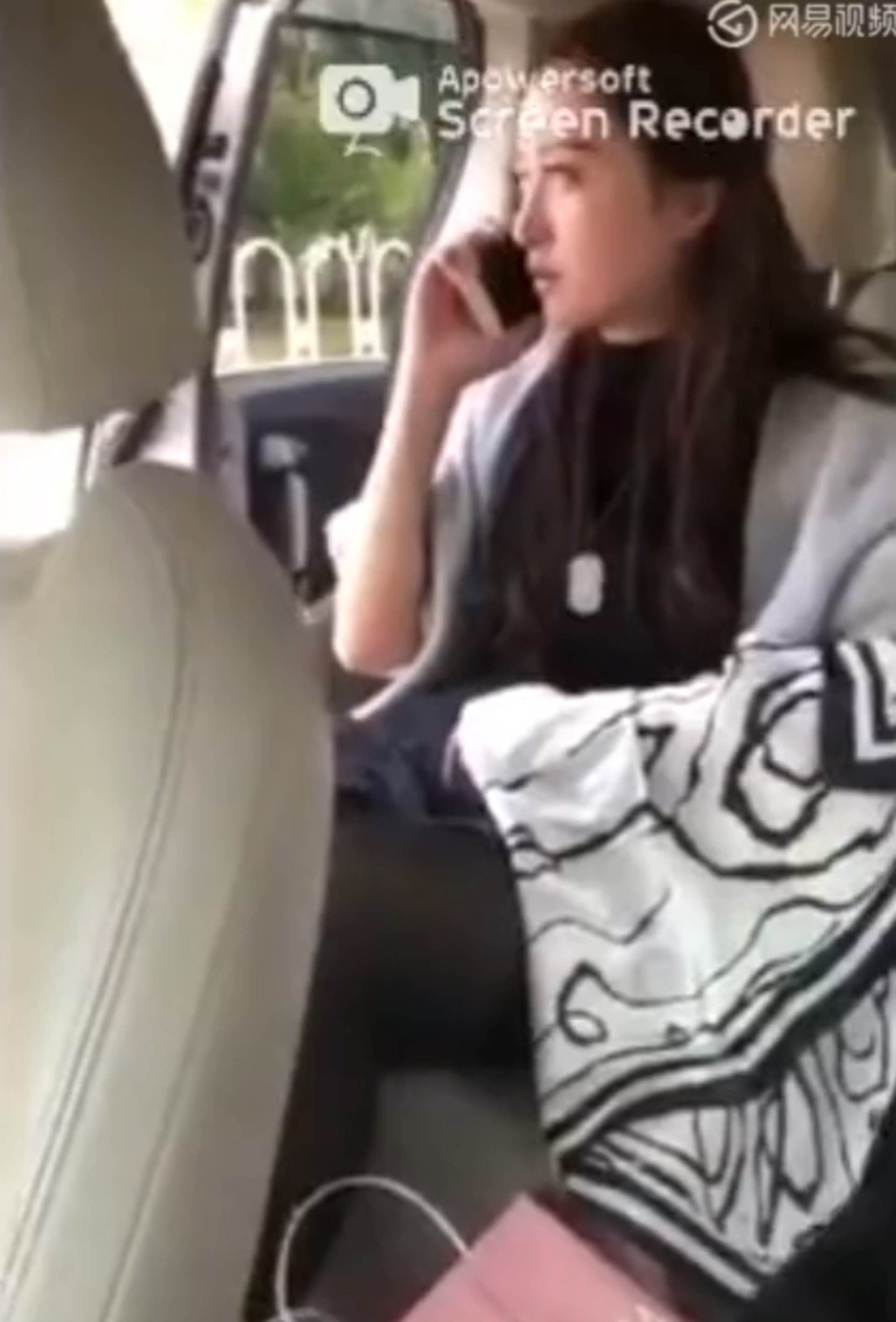 女乘客脫鞋後不聽勸阻將臭腳放前排客座的椅背。(影片截圖) 女乘客脫鞋後不聽勸阻將臭腳放前排客座的椅背。(影片截圖)