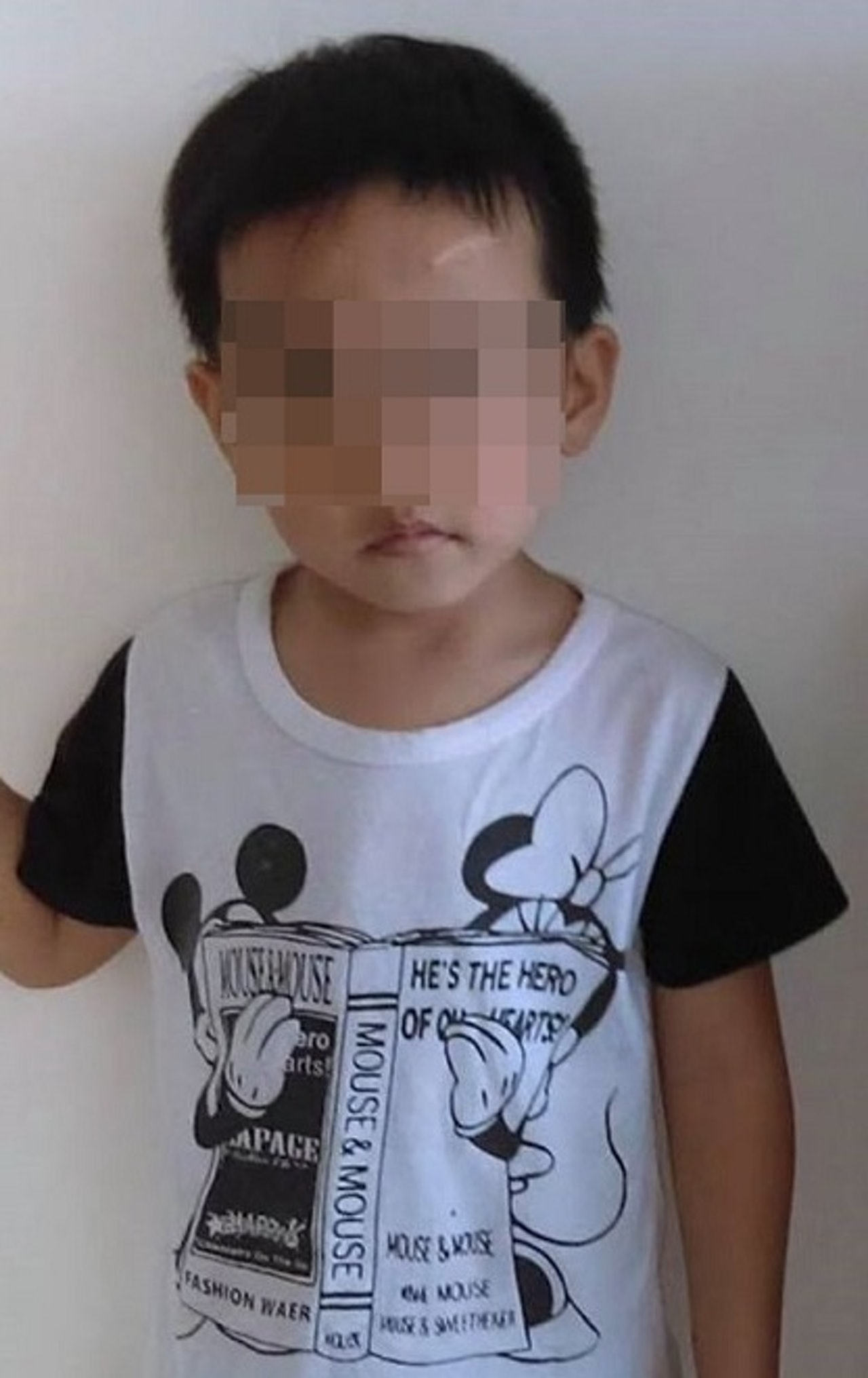 被虐6歲男童照片。(網上圖片) 被虐6歲男童照片。(網上圖片)
