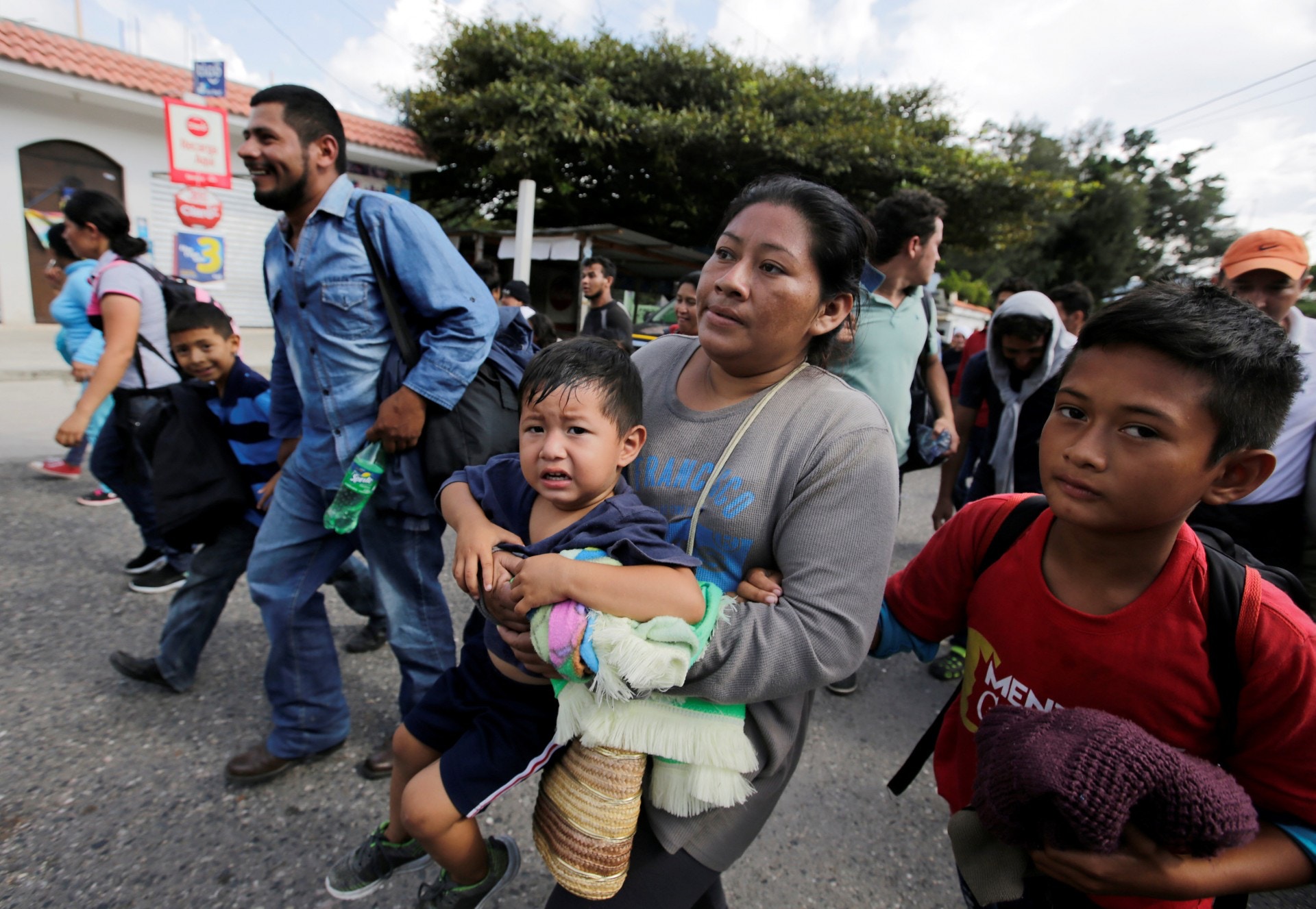 中美洲難民：大批來自洪都拉斯的難民扶老攜幼，嘗試穿越墨西哥進入美國。（路透社）