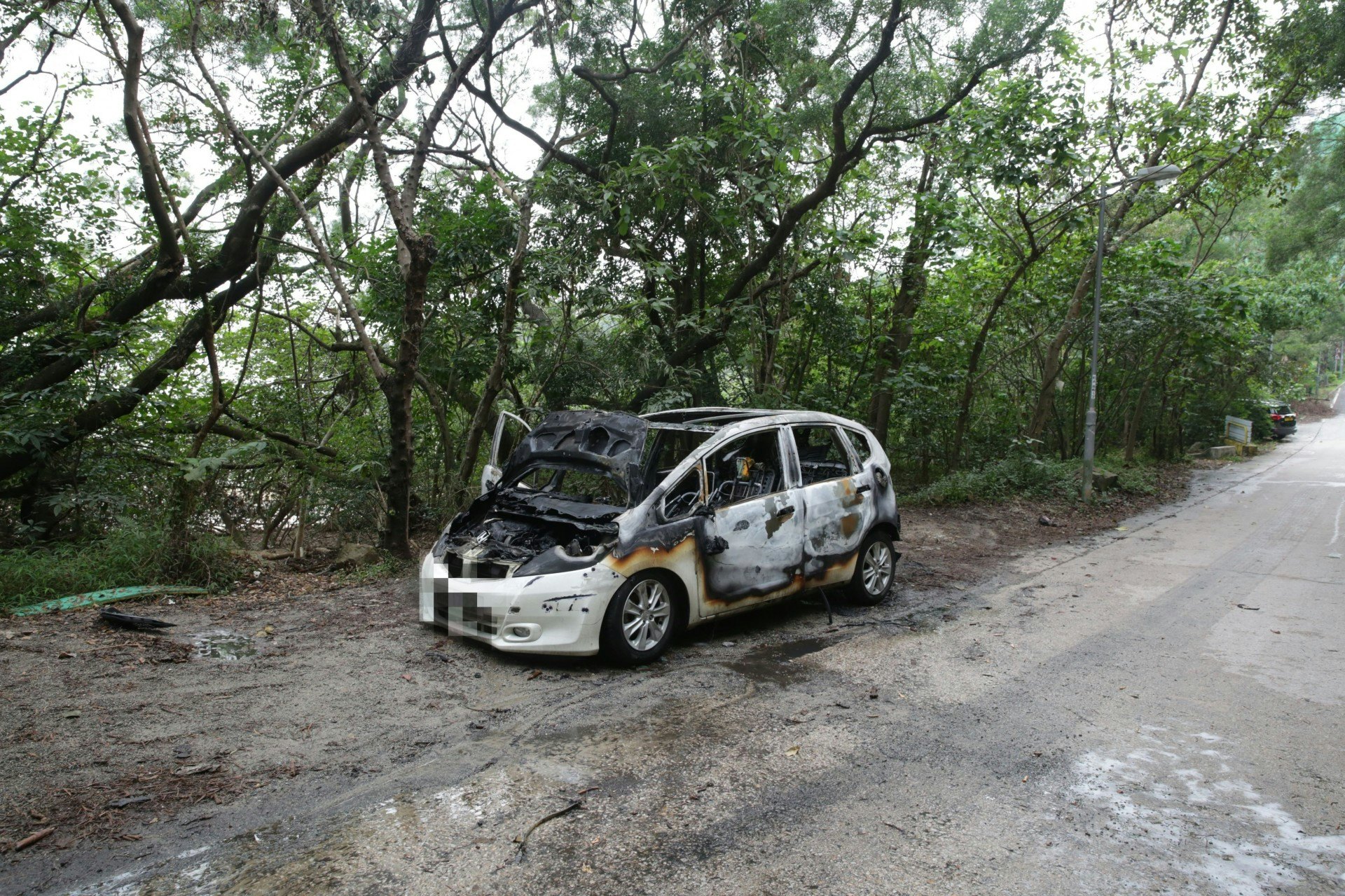 私家車正停泊路邊。(黃偉民攝) 私家車正停泊路邊。(黃偉民攝)