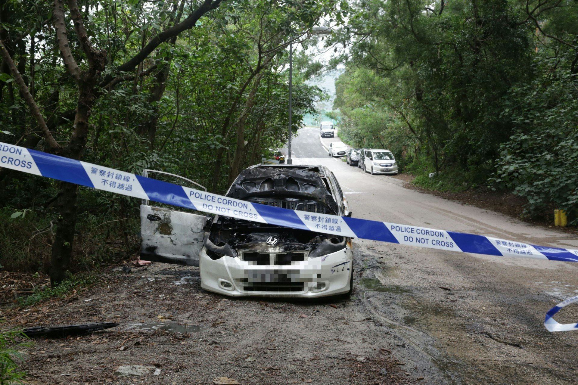 車身燒至熏黑。(黃偉民攝) 車身燒至熏黑。(黃偉民攝)