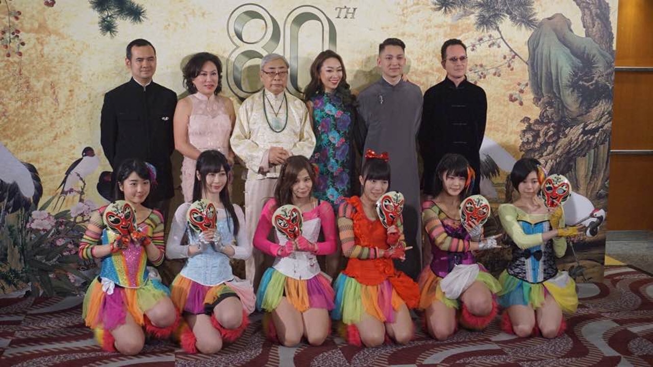 林建名及子女等人跟日本女子組合假面女子合照。(施玲玲攝) 林建名及子女等人跟日本女子組合假面女子合照。(施玲玲攝)