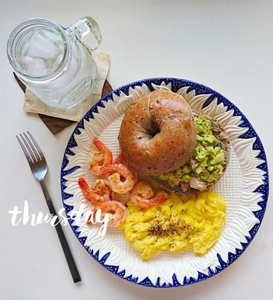 牛油果吞拿魚醬藜麥Bagel、炒蛋、煎蝦仁、檸檬氣泡水（Instagram：yumi612）