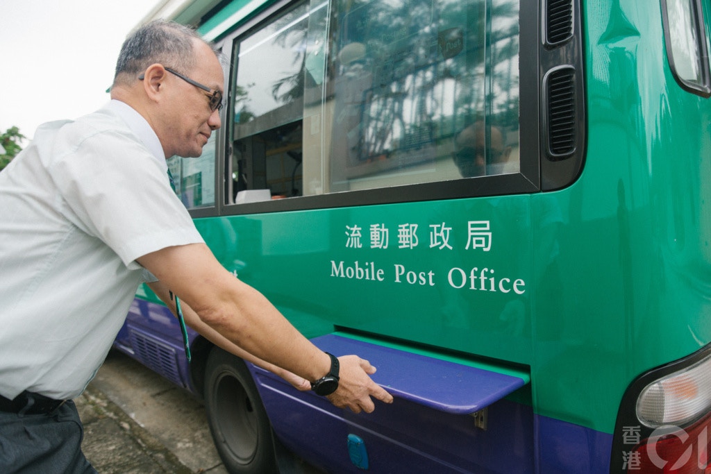 郵政局綠色戰車穿梭鄉郊為市民投遞流動局長：好似玩過山車｜香港01 ...