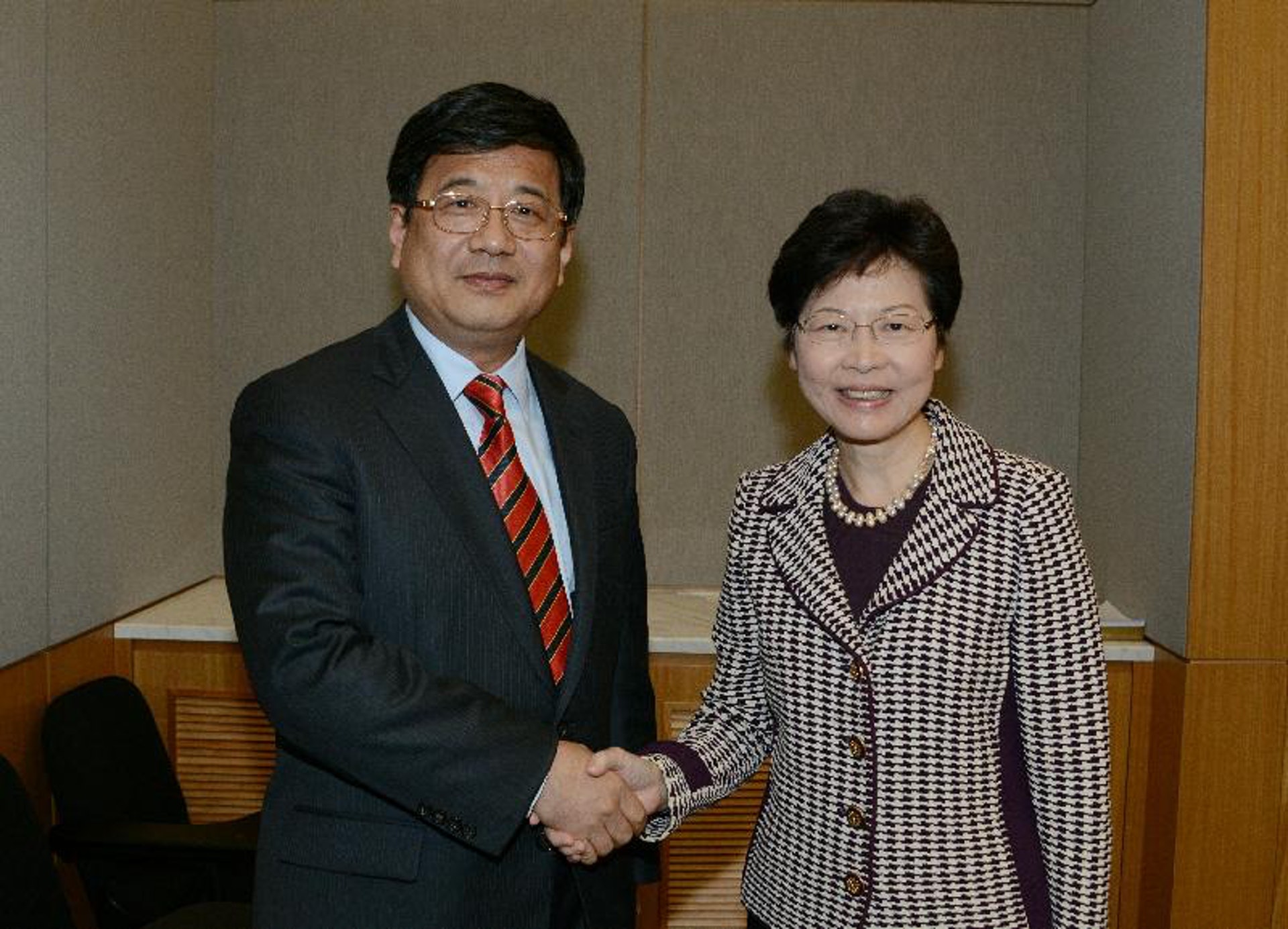 2014年11月,時任香港特區政務司司長林鄭月娥與時任福建省副省長鄭曉松會面。(資料圖片) 2014年11月,時任香港特區政務司司長林鄭月娥與時任福建省副省長鄭曉松會面。(資料圖片)