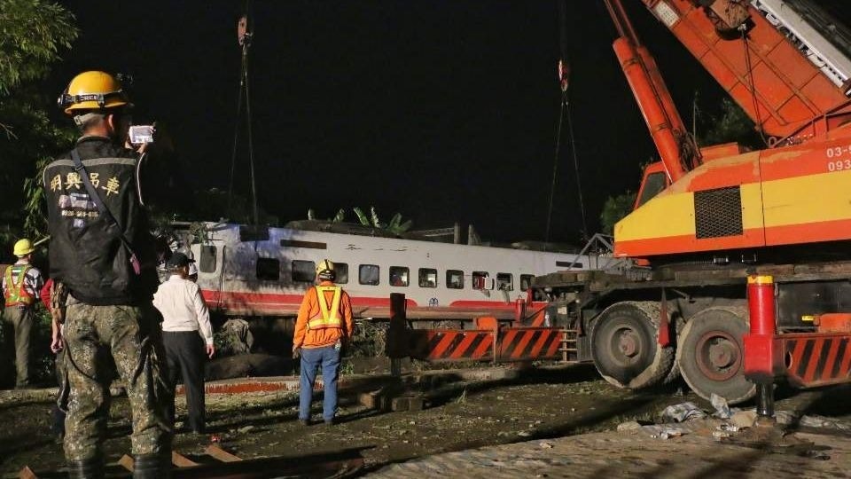 【普悠瑪出軌】當局出動大型機器吊起車廂　預計明早恢復單向行車
