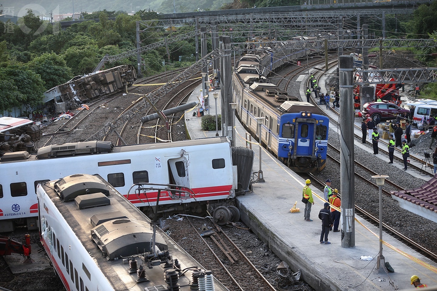 搶修後，西線在清晨恢復單線雙向行車（列車需慢駛）。（羅君豪攝）