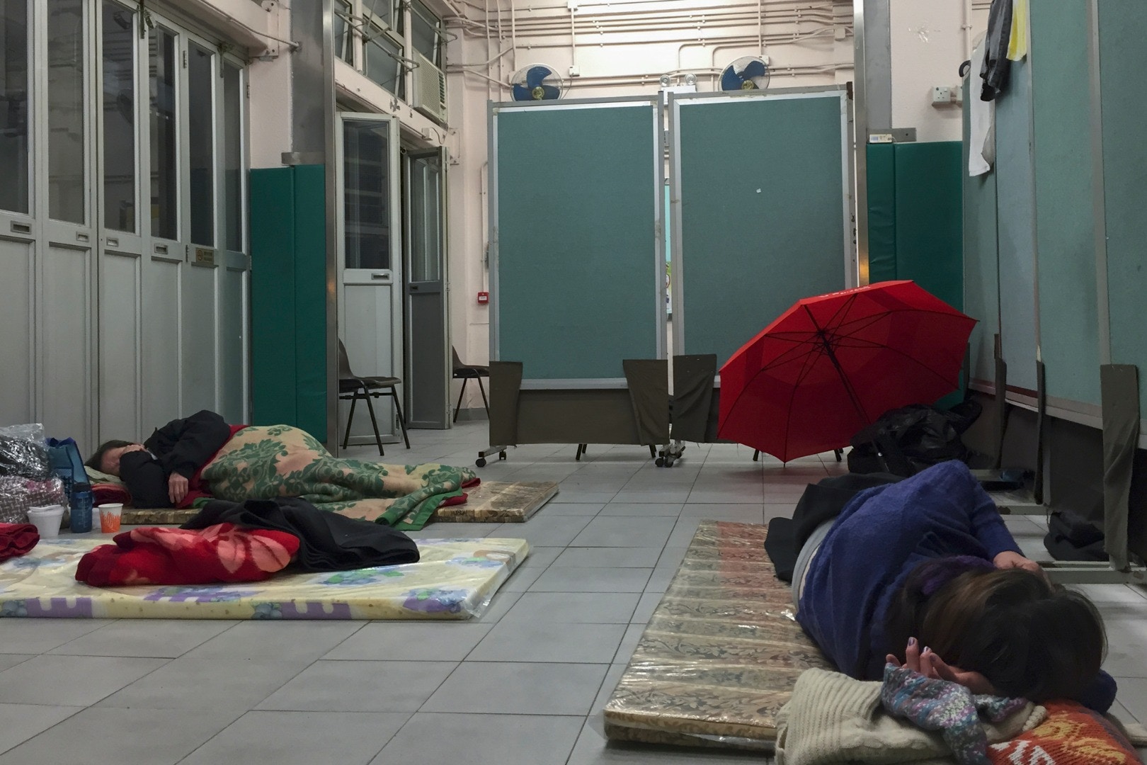 臨時避寒中心把男女分隔開來。此為女性睡眠區。