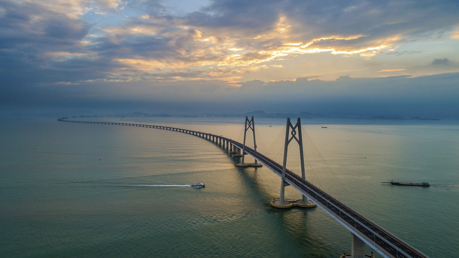 港珠澳大橋 集橋島隧一體世界最長跨海橋號稱 橋界珠峰